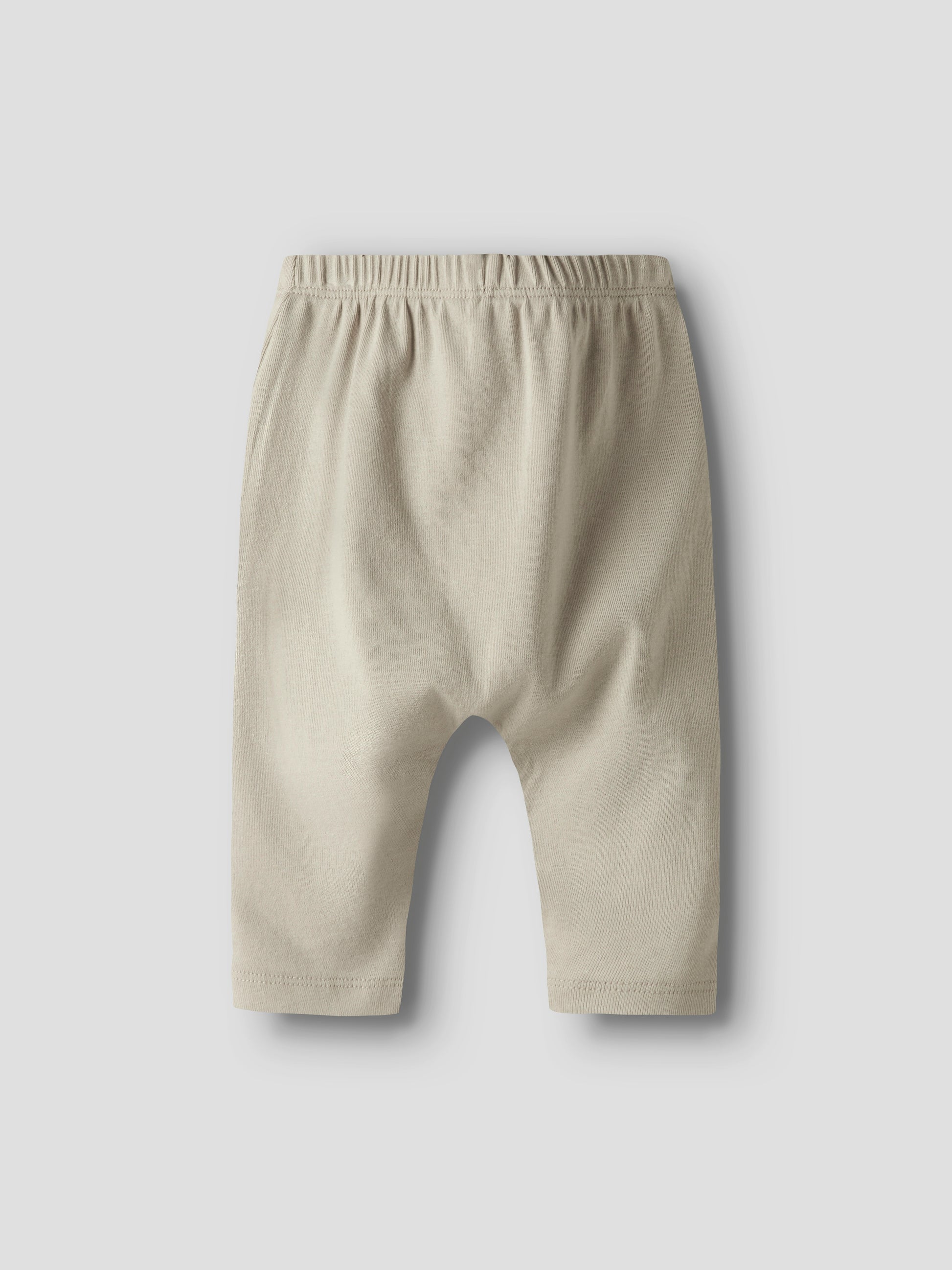 Beige baby byxa till bebis pojke. Mjuk byxa i modal och ekologisk bomull från Name it.
NBMFRIG PANT
13240937
