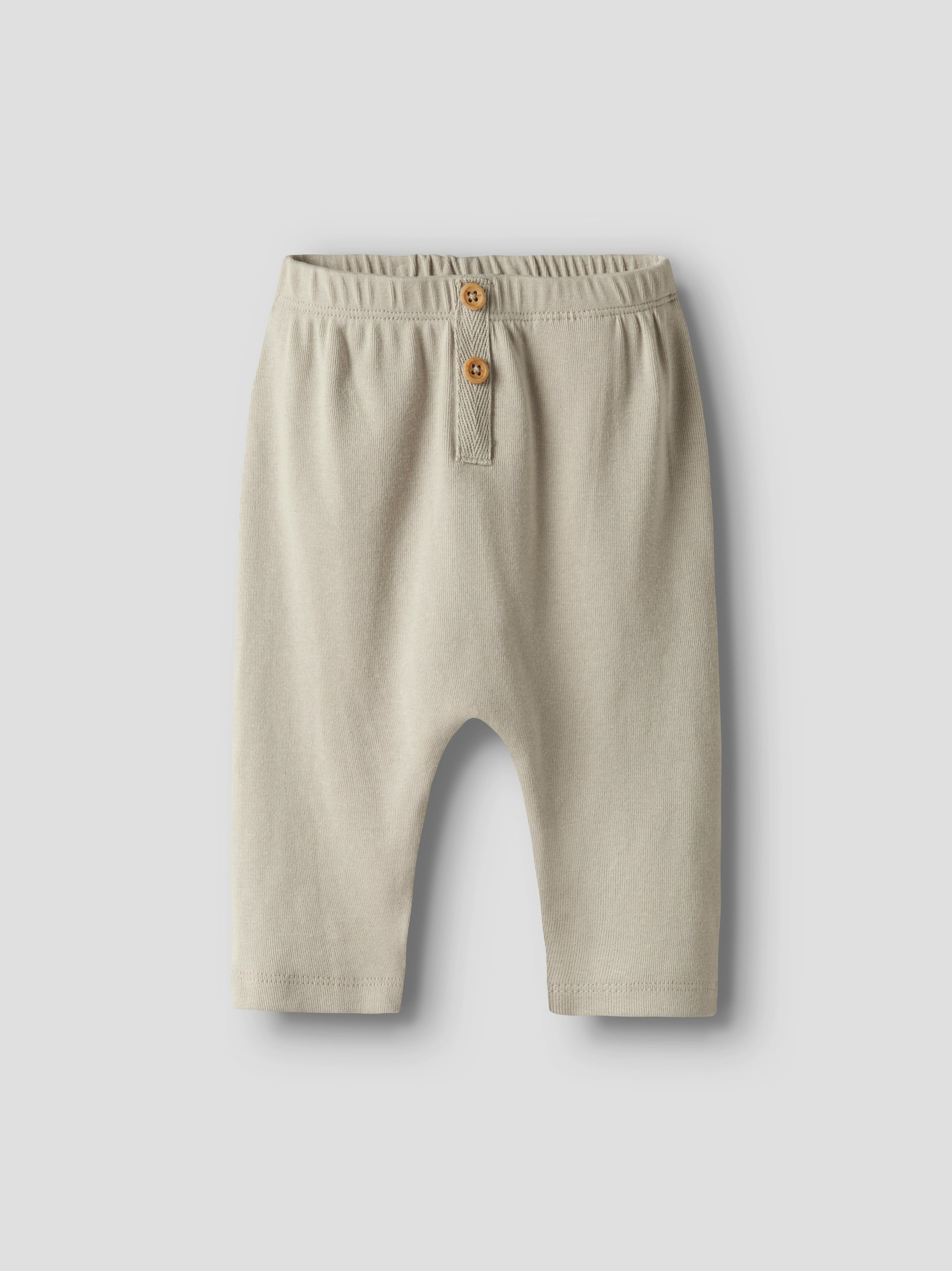 Beige baby byxa till bebis pojke. Mjuk byxa i modal och ekologisk bomull från Name it.
NBMFRIG PANT
13240937