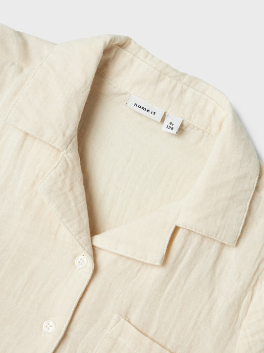 Kortämad beige blus, skjorta i sval och skön muslin till flicka, tjej. Barn topp till flicka från Name it.
NKFJASMIN SS SHORT SHIRT NOOS
13240427