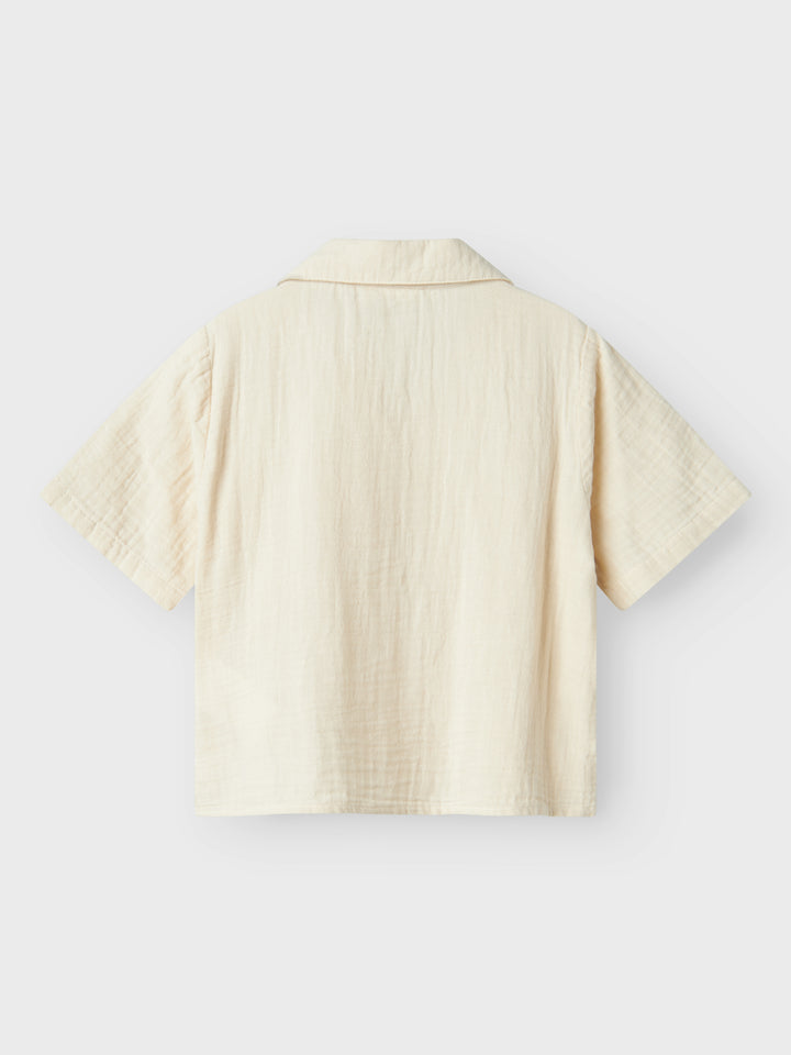 Kortämad beige blus, skjorta i sval och skön muslin till flicka, tjej. Barn topp till flicka från Name it.
NKFJASMIN SS SHORT SHIRT NOOS
13240427