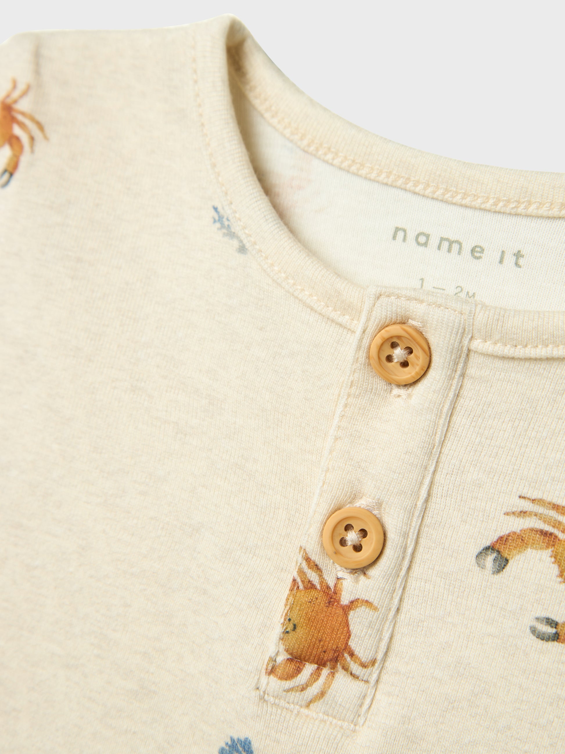 Söt baby sunsuit med små krabbor i mönster. Soldräkt till bebis pojke, ekologiska baby kläder från Name it.
NBMFABIO SUNSUIT
13240947