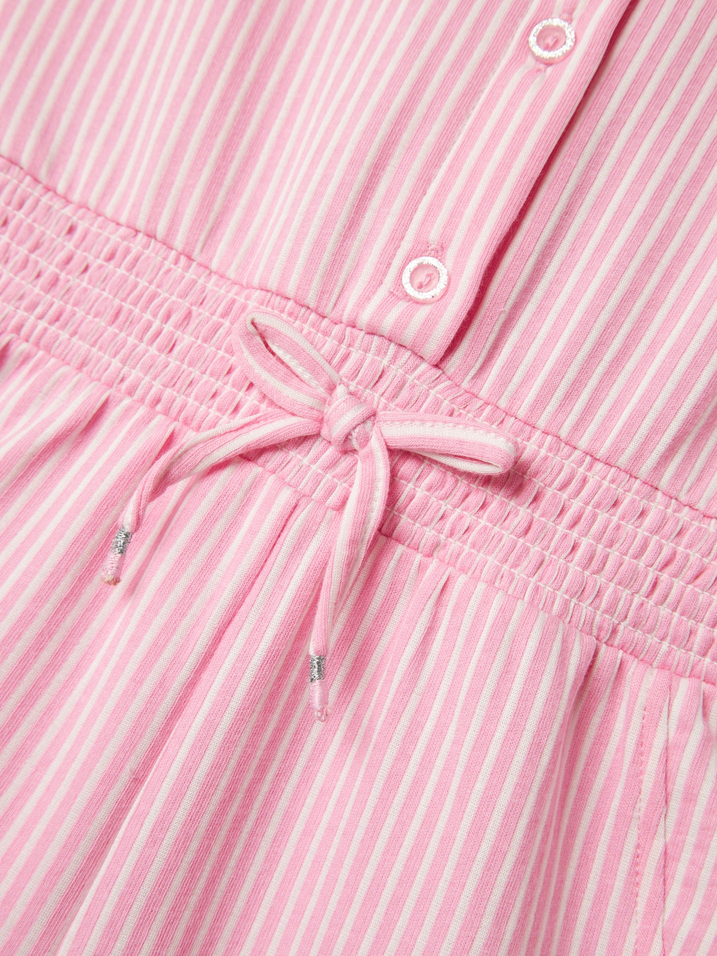 Super fin jumpsuit med shorts i rosa och vit randig modell till flicka. Ekologiska barnkläder från Name it. Shorts och t-shirt med rosett, volanger och knappar har denna shortsdräkt.
NMFFRIS JUMPSUIT
13241179