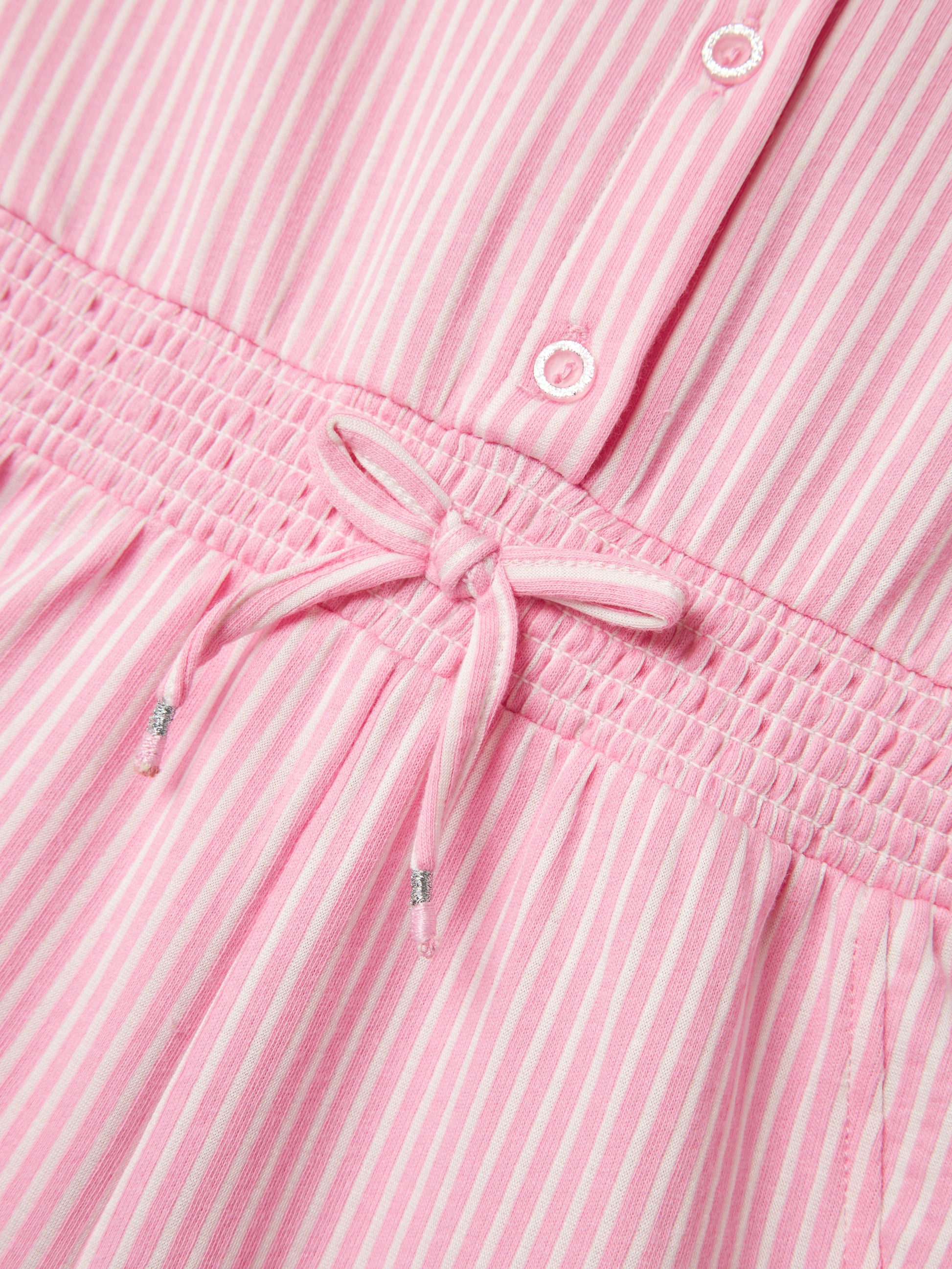 Super fin jumpsuit med shorts i rosa och vit randig modell till flicka. Ekologiska barnkläder från Name it. Shorts och t-shirt med rosett, volanger och knappar har denna shortsdräkt.
NMFFRIS JUMPSUIT
13241179