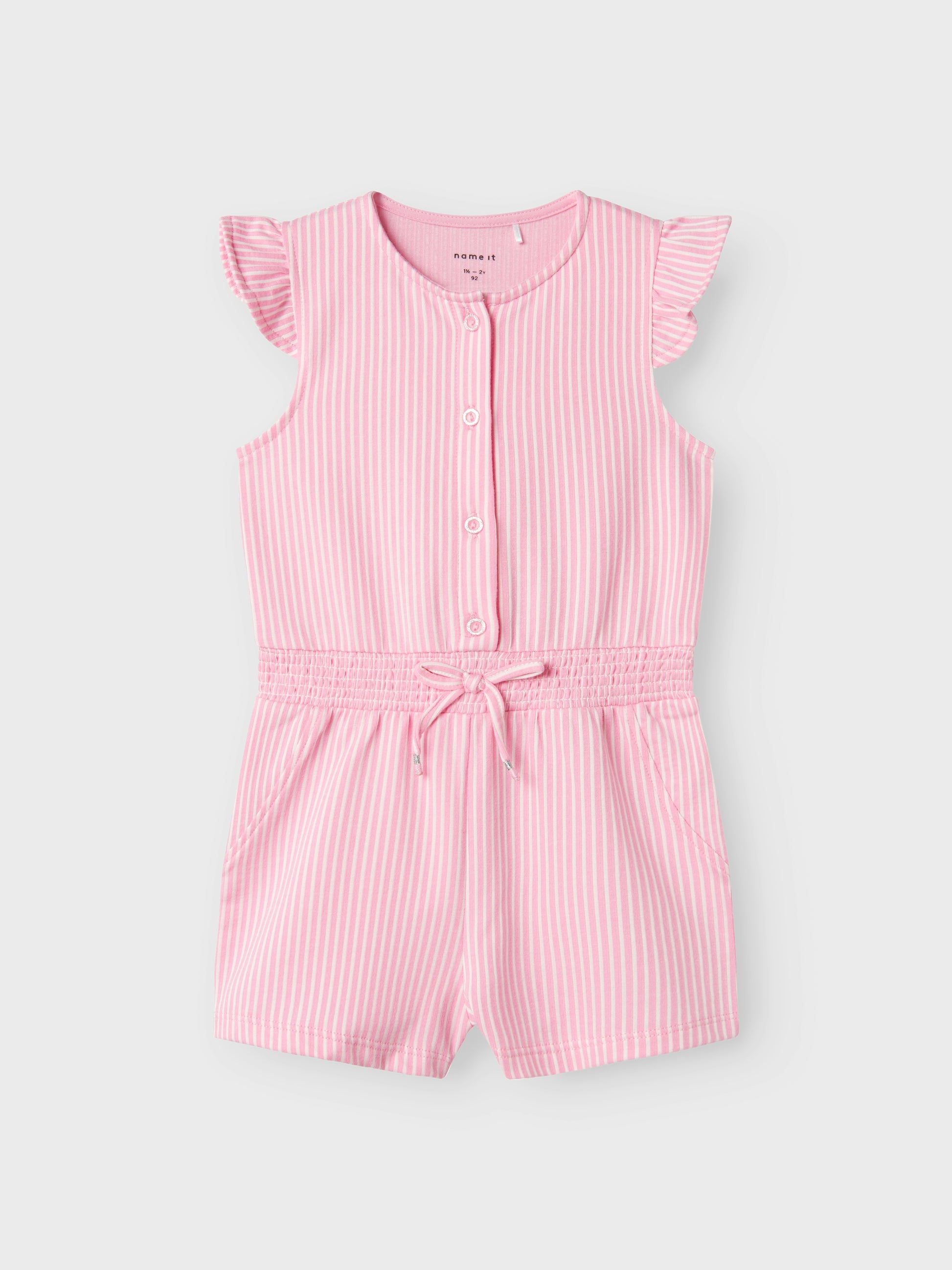 Super fin jumpsuit med shorts i rosa och vit randig modell till flicka. Ekologiska barnkläder från Name it. Shorts och t-shirt med rosett, volanger och knappar har denna shortsdräkt.
NMFFRIS JUMPSUIT
13241179