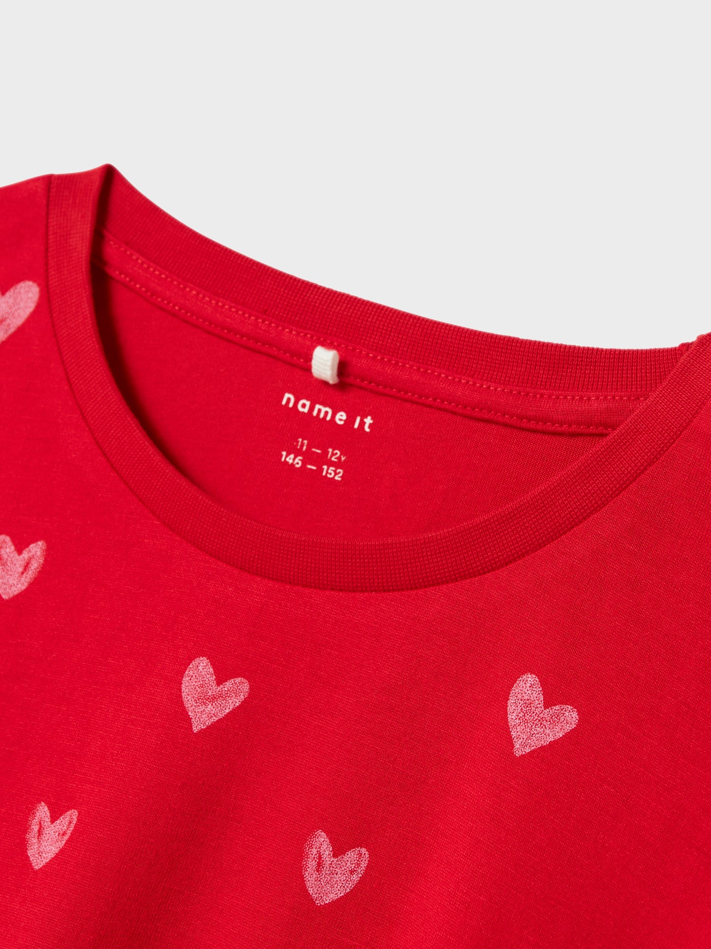 Röd kortärmad topp med hjärtan på till flicka. Tjej t-shirt i skön viscose från Name it.
NKFFARSO SS NREG TOP
13240889