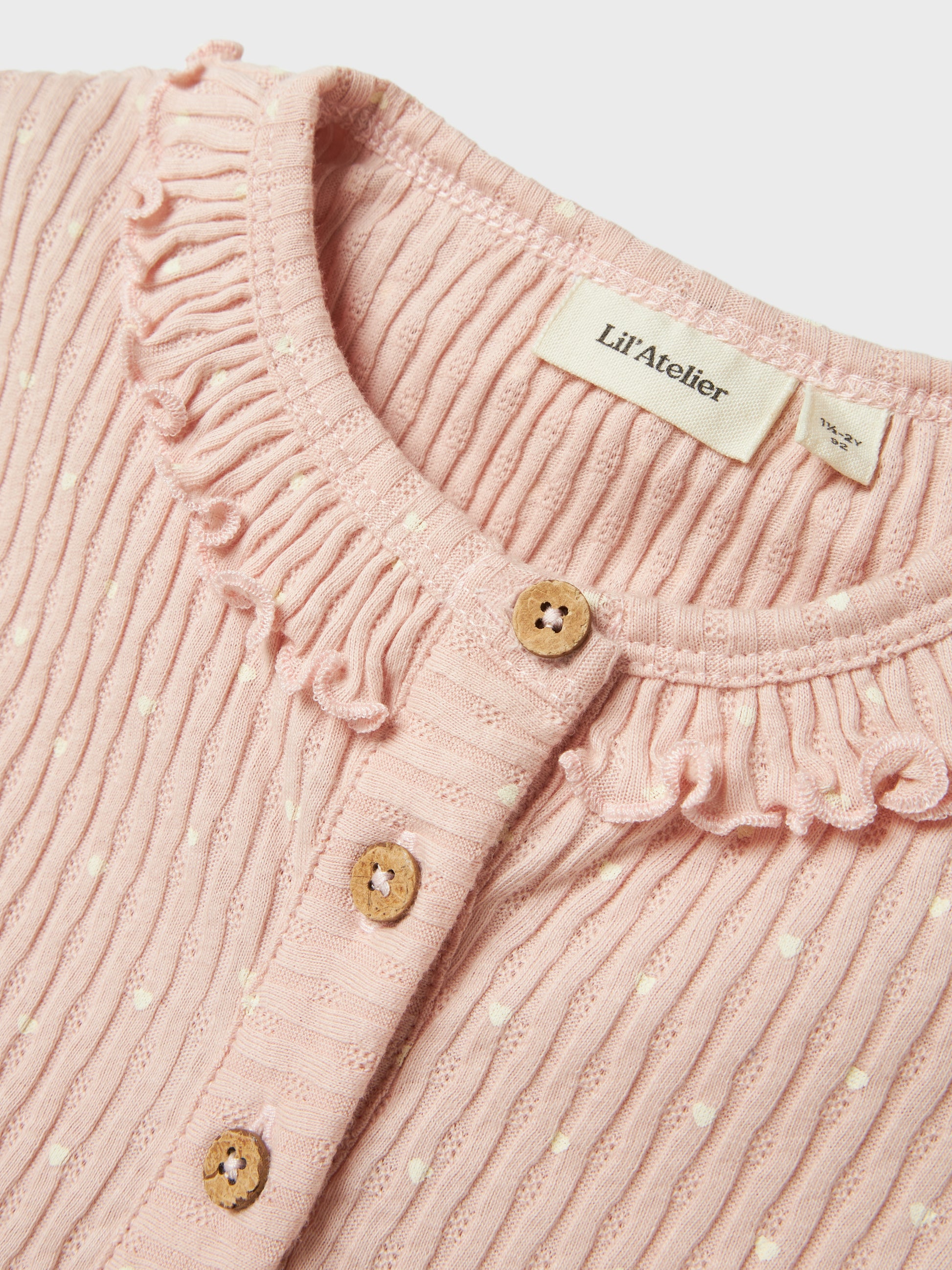 Söt rosa barn klänning med knappar fram till flicka. Ekologiska barnkläder från Lil 'Atelier. Prickig gammeldags klänning.
NMFFIDUCIA SS DRESS LIL
13240778