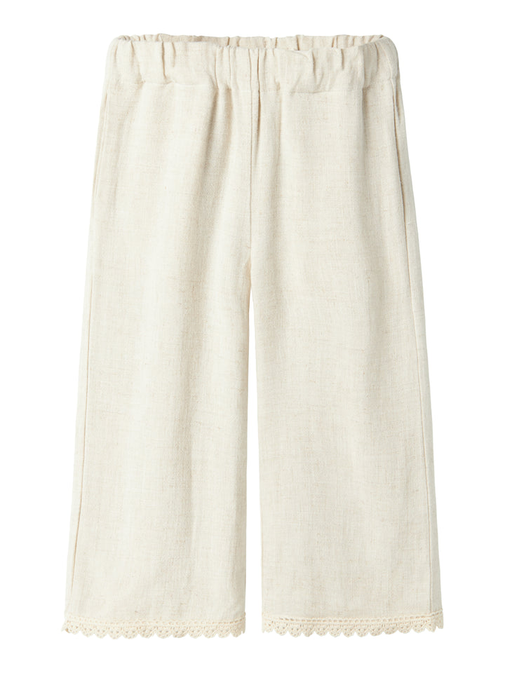 Ljus beige linne byxa till flicka från Lil 'Atelier. Sköna linnebyxor perfekta för fina sommardagar.
NMFFRIGG CROPPED PANT LIL
13240797