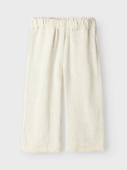 Ljus beige linne byxa till flicka från Lil 'Atelier. Sköna linnebyxor perfekta för fina sommardagar.
NMFFRIGG CROPPED PANT LIL
13240797