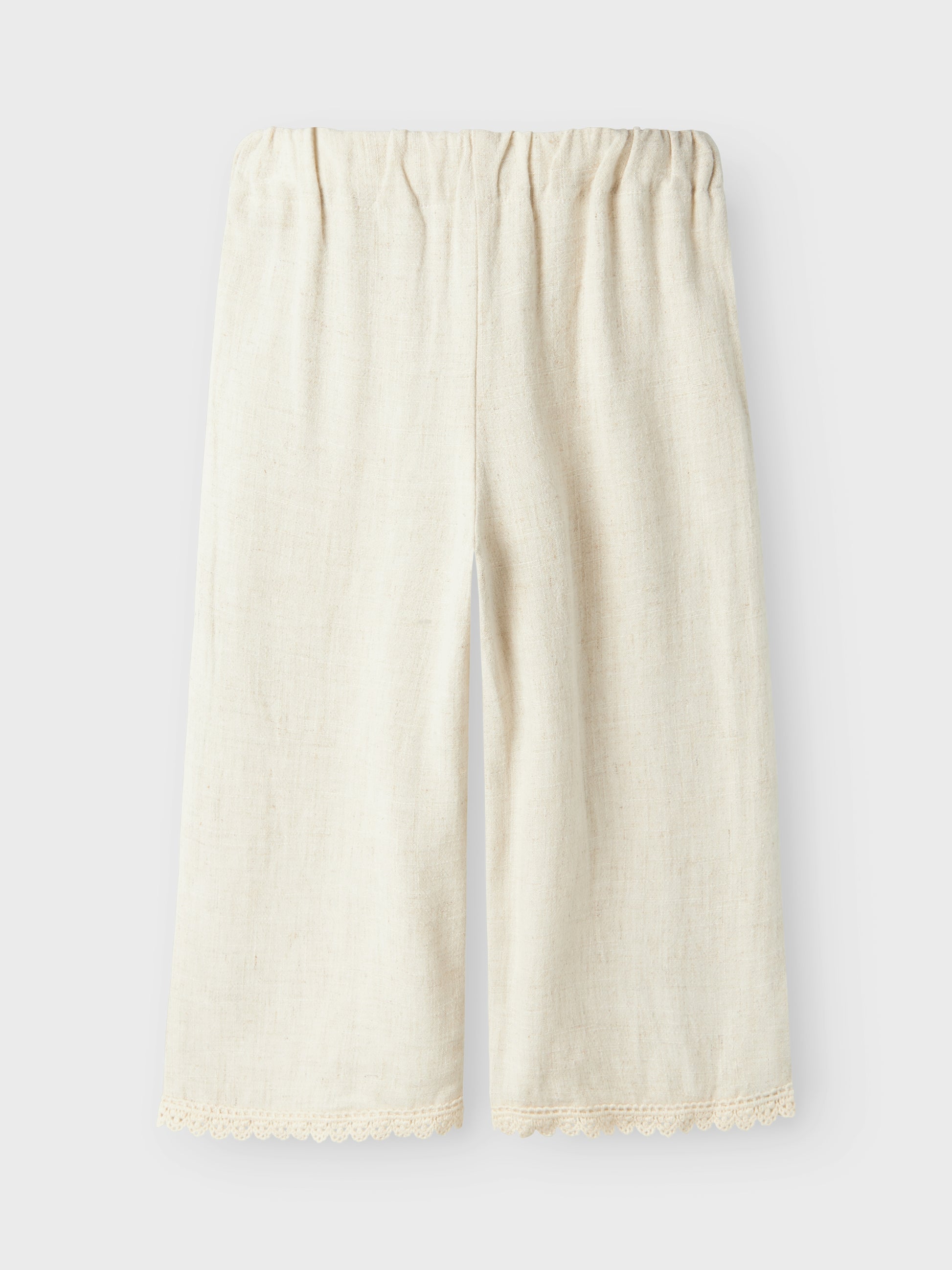 Ljus beige linne byxa till flicka från Lil 'Atelier. Sköna linnebyxor perfekta för fina sommardagar.
NMFFRIGG CROPPED PANT LIL
13240797