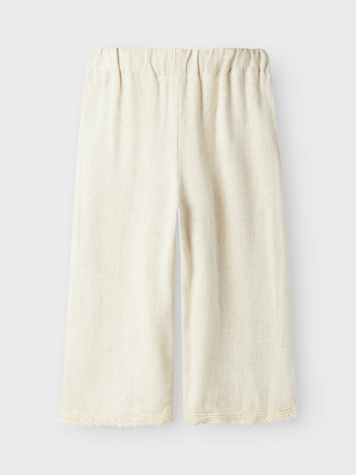 Ljus beige linne byxa till flicka från Lil 'Atelier. Sköna linnebyxor perfekta för fina sommardagar.
NMFFRIGG CROPPED PANT LIL
13240797