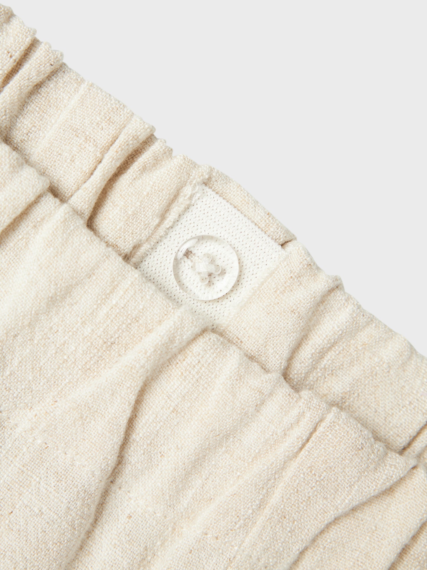 Ljus beige linne byxa till flicka från Lil 'Atelier. Sköna linnebyxor perfekta för fina sommardagar.
NMFFRIGG CROPPED PANT LIL
13240797
