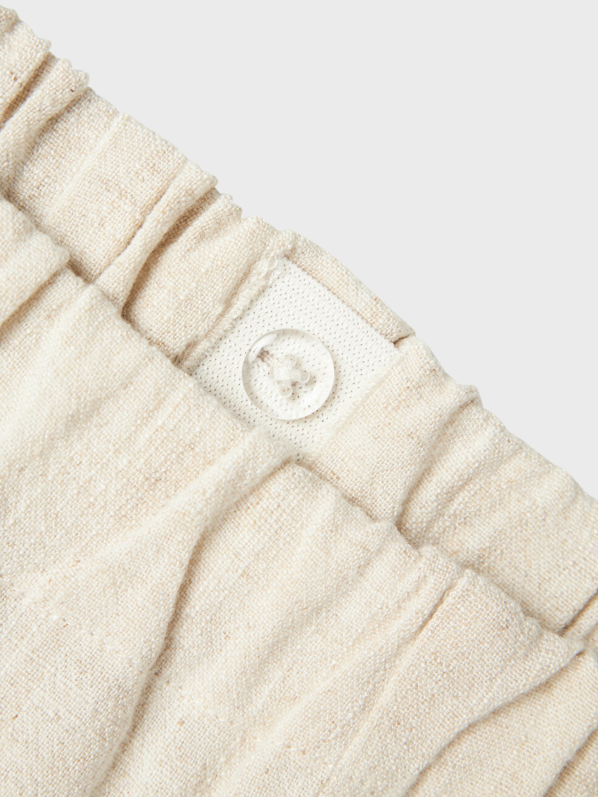 Ljus beige linne byxa till flicka från Lil 'Atelier. Sköna linnebyxor perfekta för fina sommardagar.
NMFFRIGG CROPPED PANT LIL
13240797