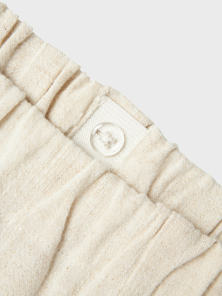 Ljus beige linne byxa till flicka från Lil 'Atelier. Sköna linnebyxor perfekta för fina sommardagar.
NMFFRIGG CROPPED PANT LIL
13240797