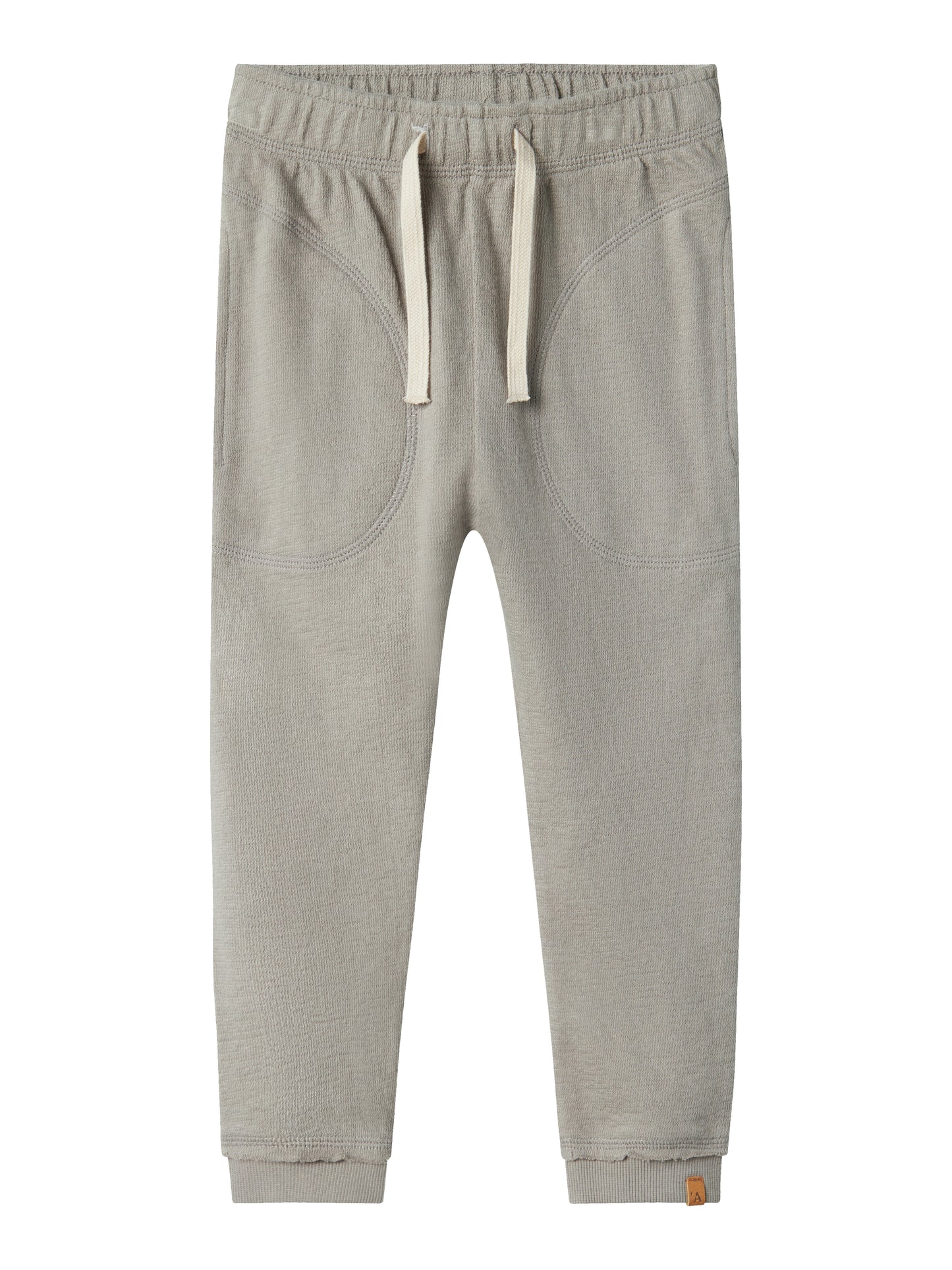 Grå mys byxa i skön mjuk ekologisk bomull till pojke. Joggers byxor i loose fit till liten kille och tjej. Lil 'Atelier.
NMMDIAS PANT LIL
13228119