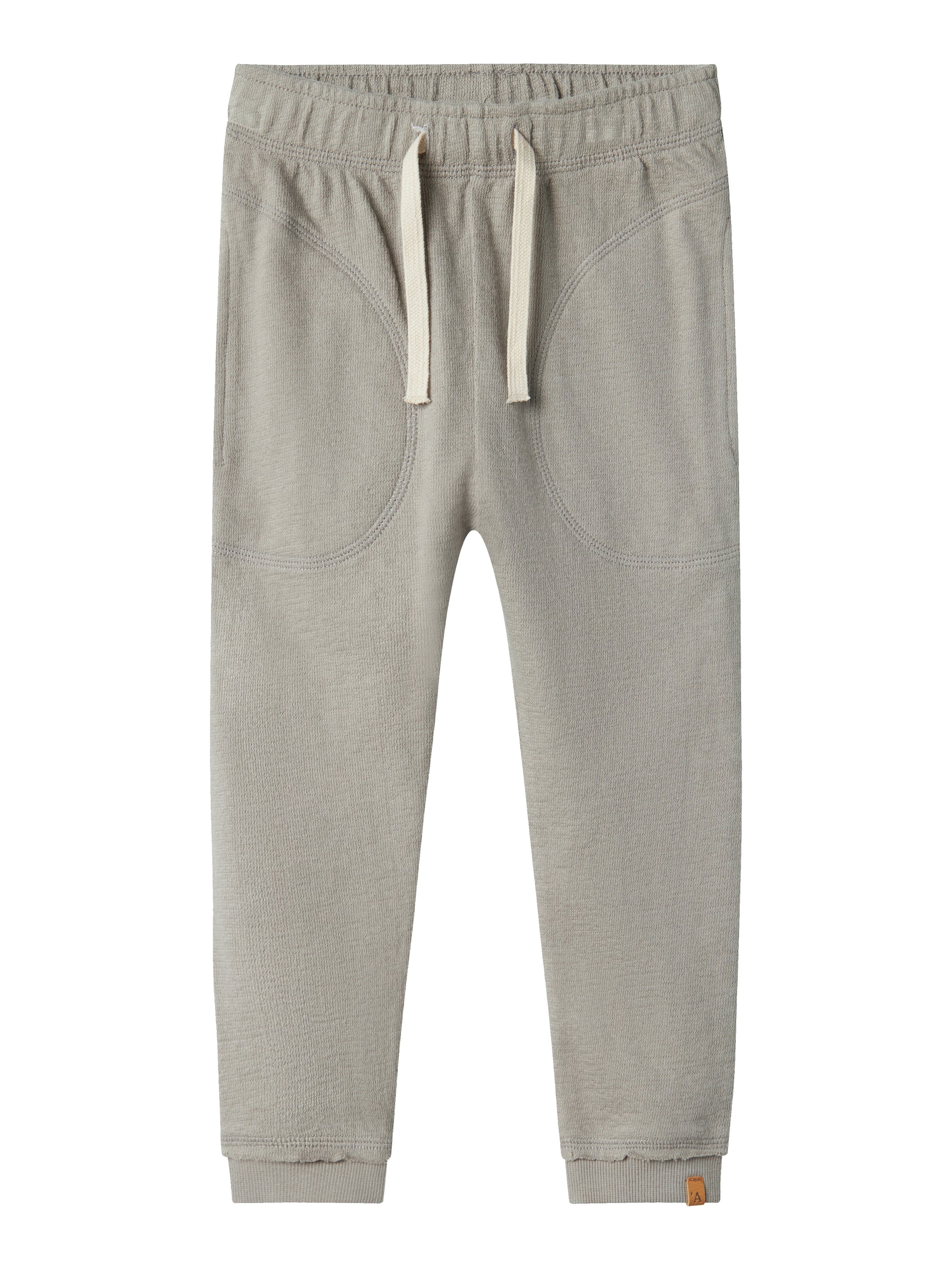 Grå mys byxa i skön mjuk ekologisk bomull till pojke. Joggers byxor i loose fit till liten kille och tjej. Lil 'Atelier.
NMMDIAS PANT LIL
13228119