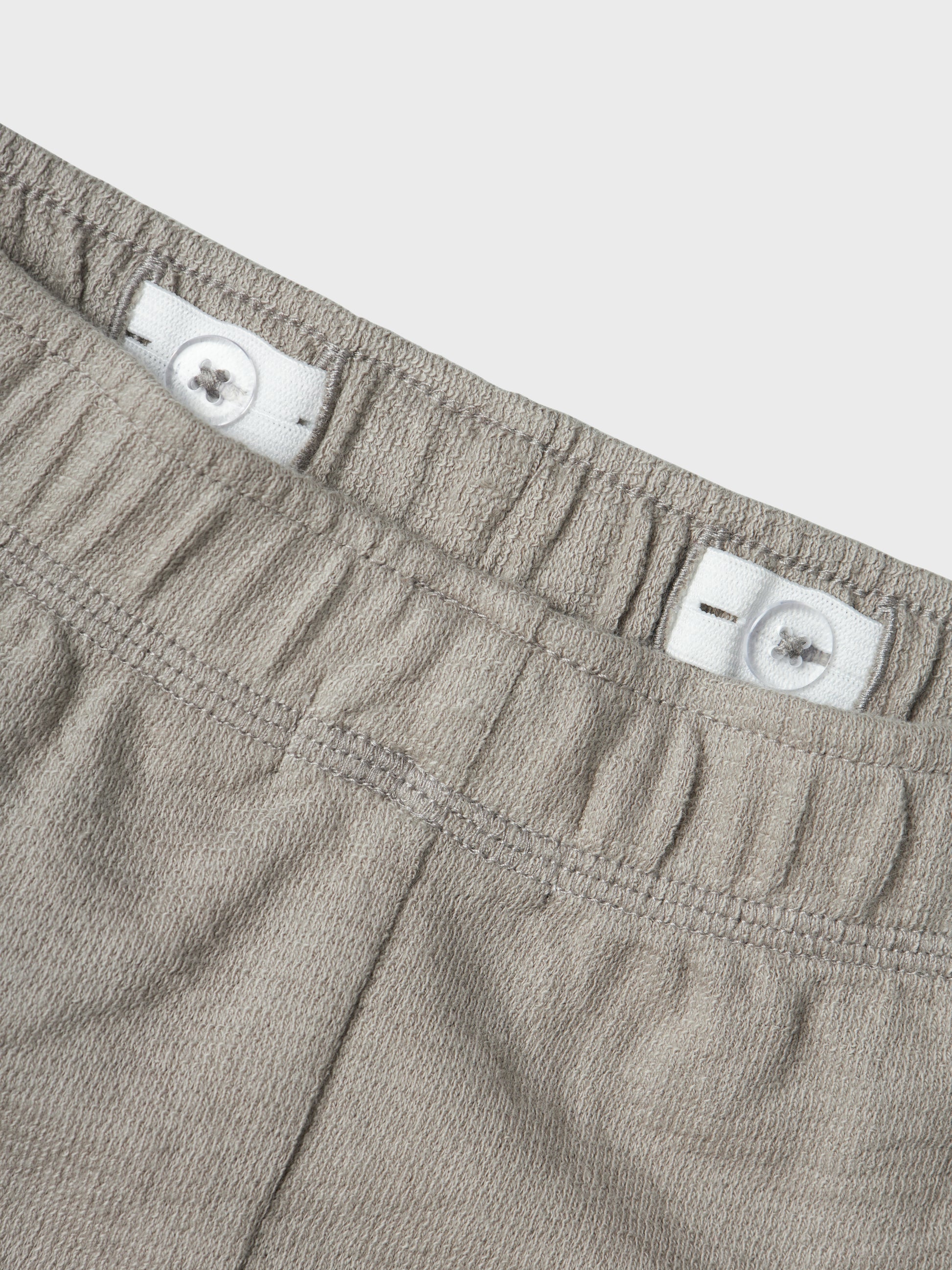 Grå mys byxa i skön mjuk ekologisk bomull till pojke. Joggers byxor i loose fit till liten kille och tjej. Lil 'Atelier.
NMMDIAS PANT LIL
13228119