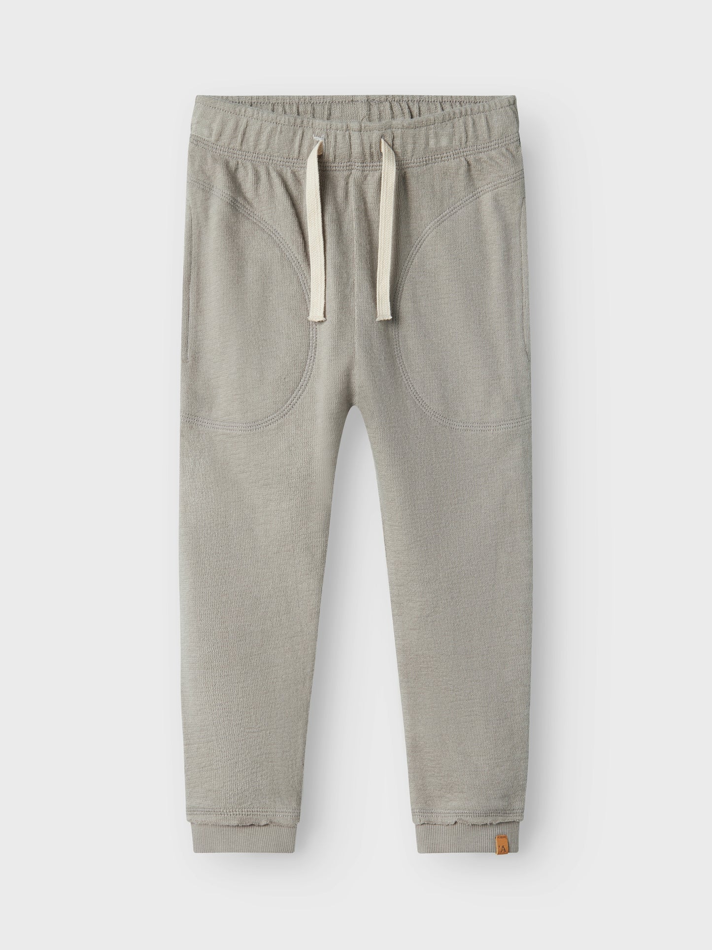 Grå mys byxa i skön mjuk ekologisk bomull till pojke. Joggers byxor i loose fit till liten kille och tjej. Lil 'Atelier.
NMMDIAS PANT LIL
13228119
