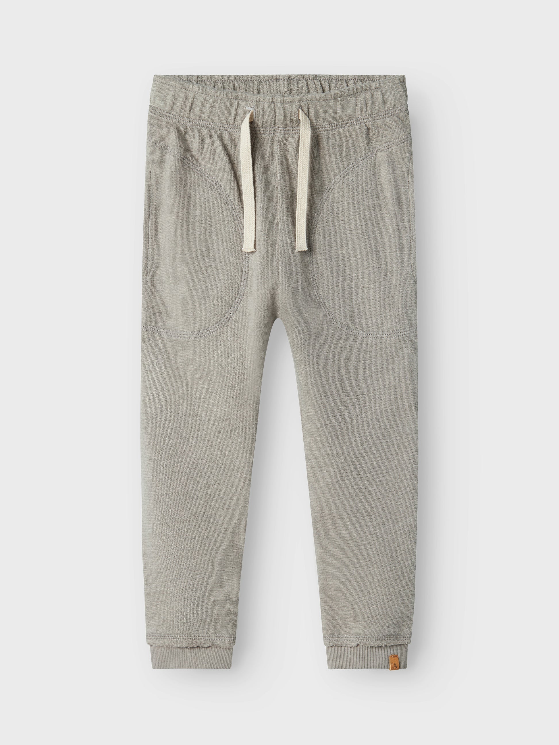 Grå mys byxa i skön mjuk ekologisk bomull till pojke. Joggers byxor i loose fit till liten kille och tjej. Lil 'Atelier.
NMMDIAS PANT LIL
13228119
