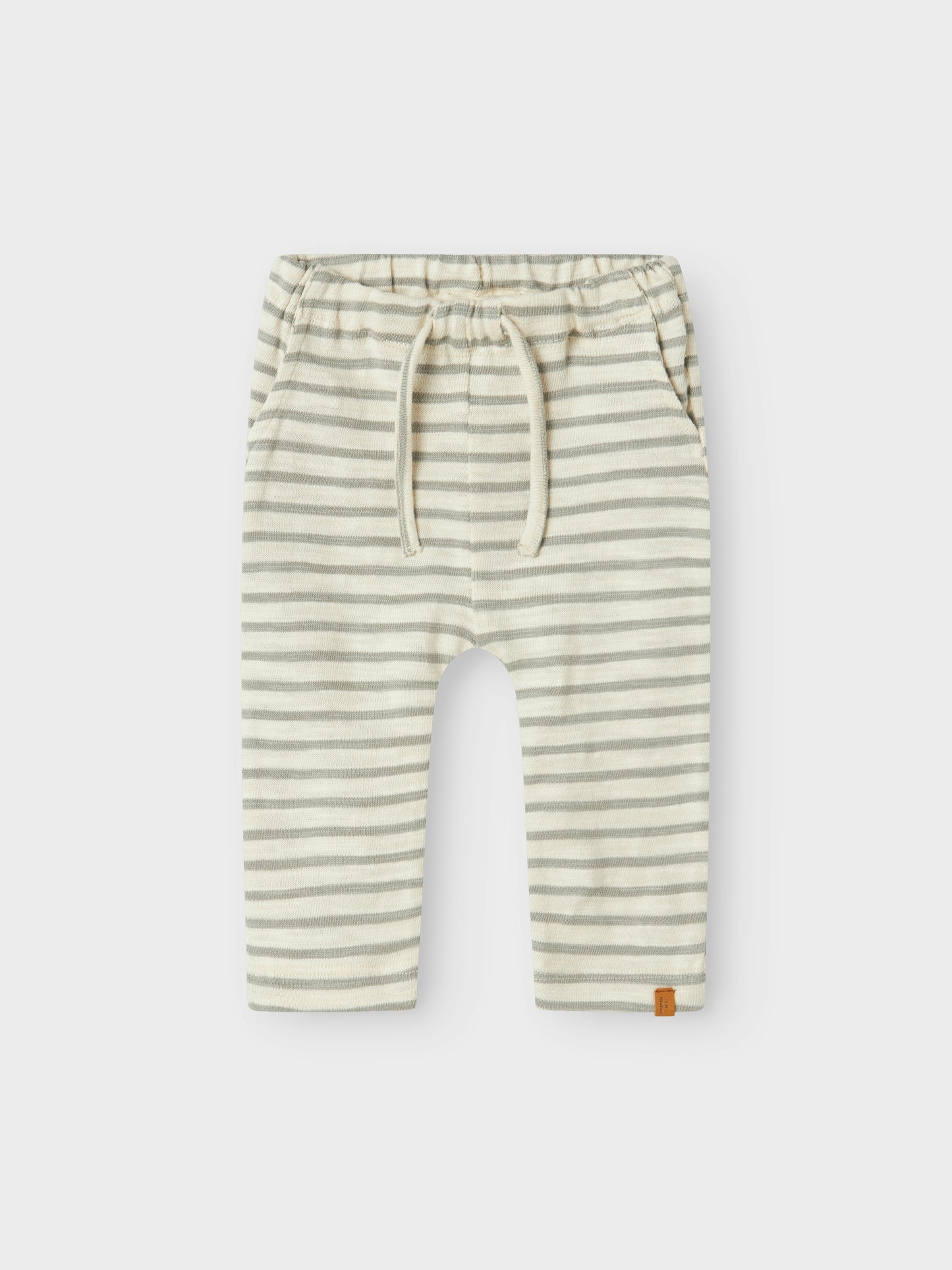 Randig Baby Byxa i grå och vit. Byxor till bebis pojke. Ekologiska babykläder från Lil 'Atelier.
NBMDENJI PANT LIL
13240845