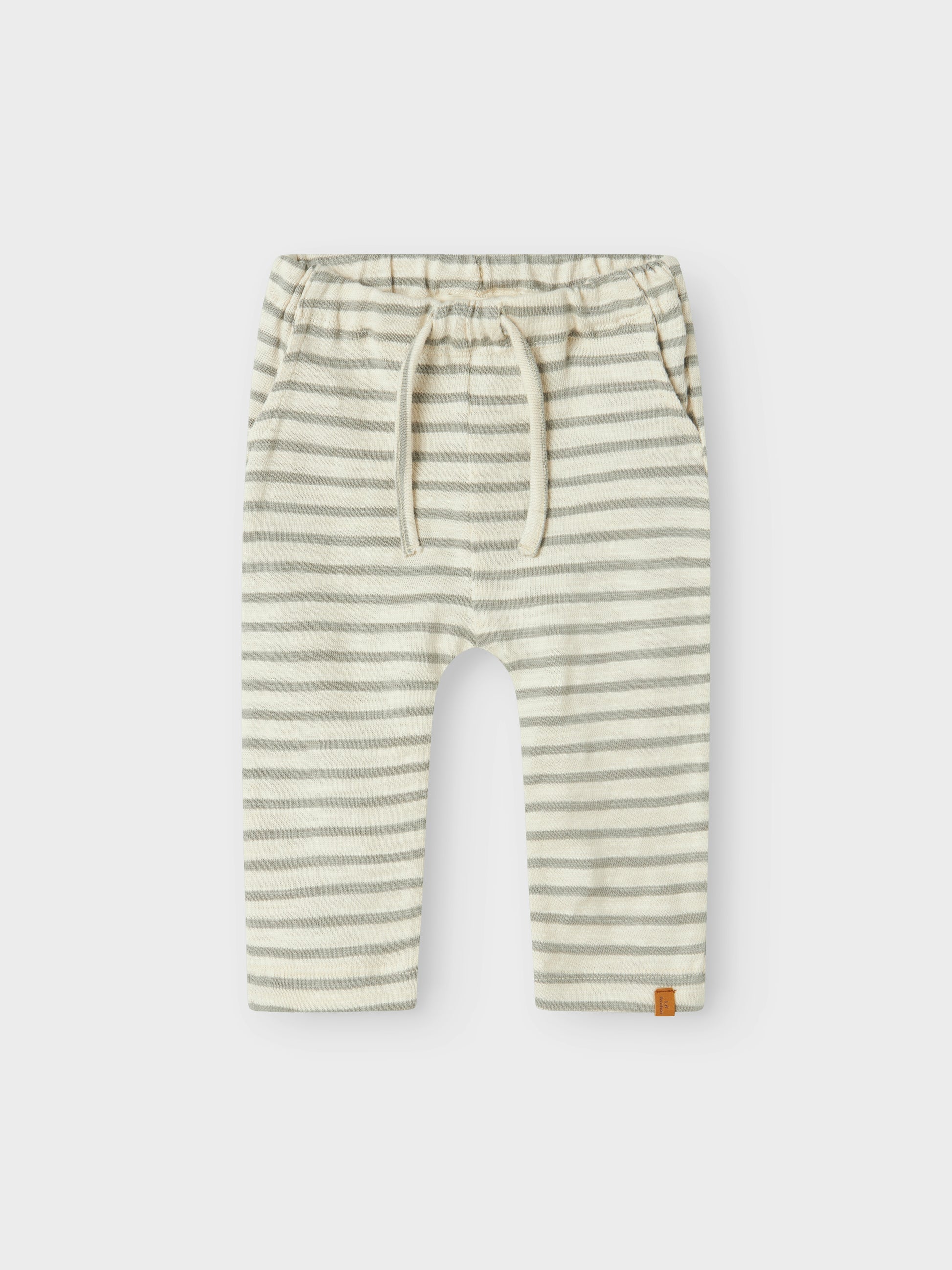 Randig Baby Byxa i grå och vit. Byxor till bebis pojke. Ekologiska babykläder från Lil 'Atelier.
NBMDENJI PANT LIL
13240845