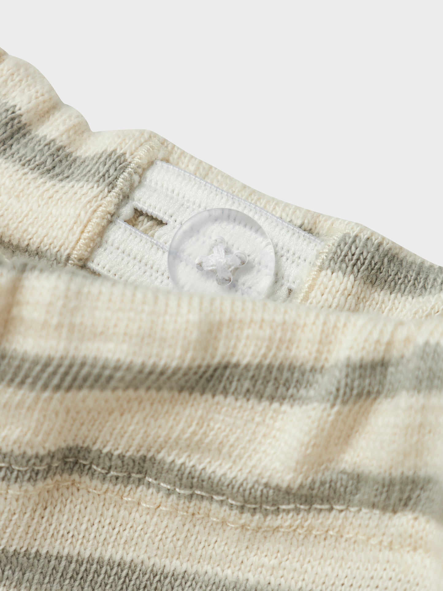 Randig Baby Byxa i grå och vit. Byxor till bebis pojke. Ekologiska babykläder från Lil 'Atelier.
NBMDENJI PANT LIL
13240845