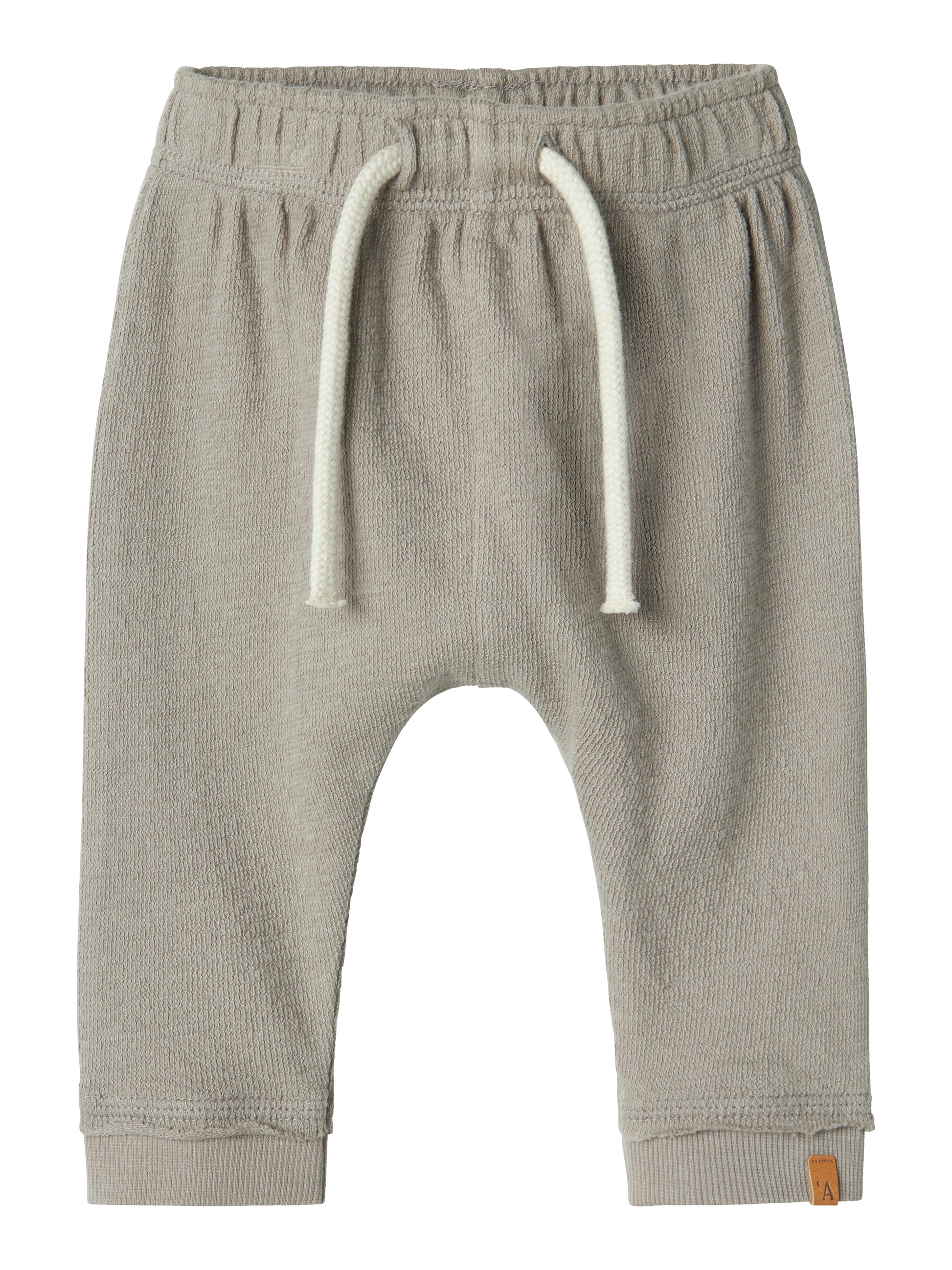 Fin stilren grå baby byxa i ekologisk bomull. Söta byxor till bebis pojke.
NBMDIAS SWEAT PANT LIL
13240849