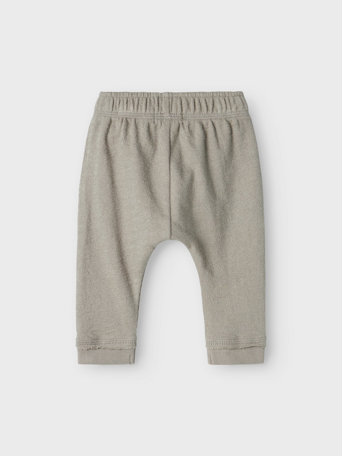 Fin stilren grå baby byxa i ekologisk bomull. Söta byxor till bebis pojke.
NBMDIAS SWEAT PANT LIL
13240849