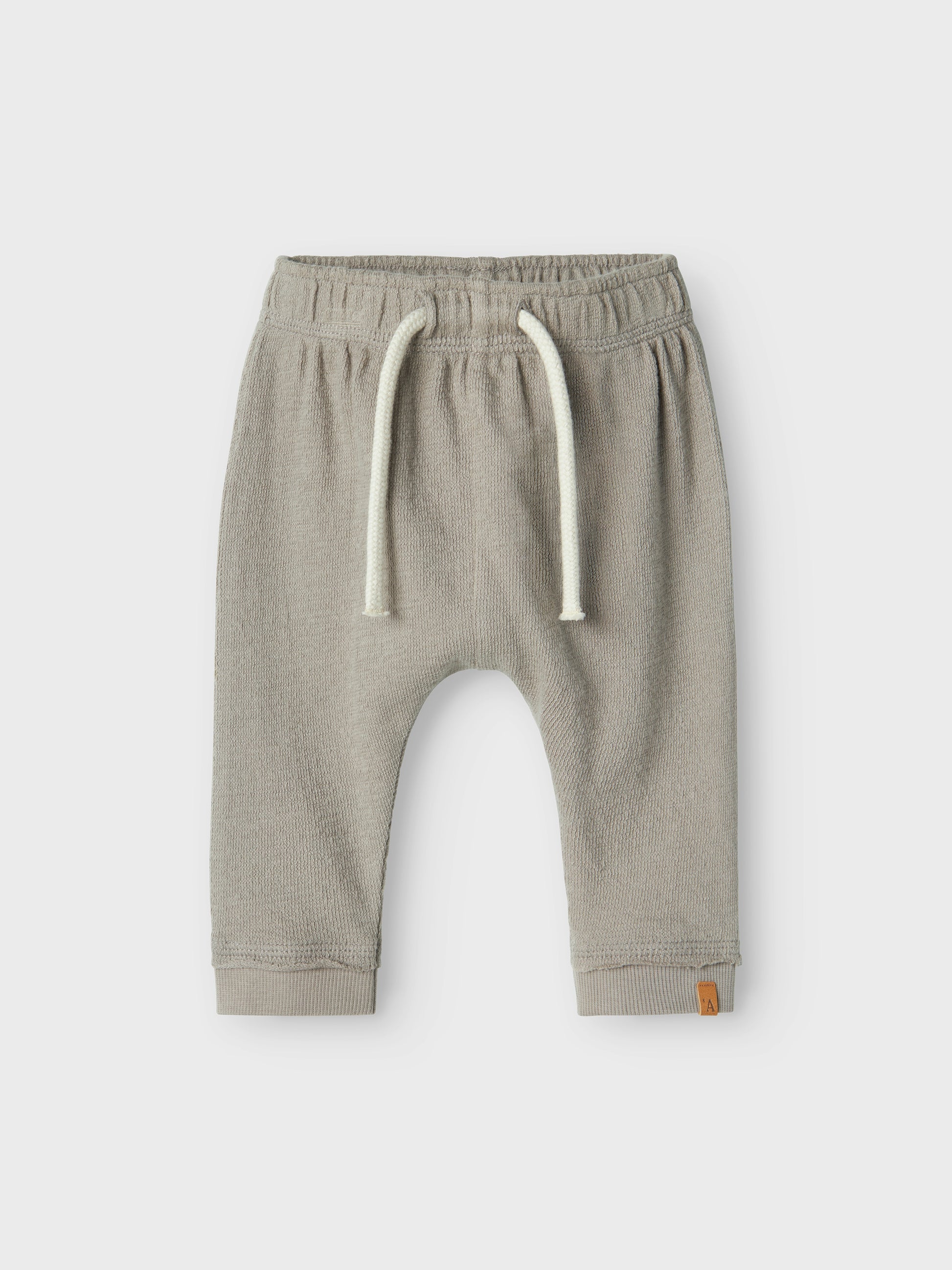 Fin stilren grå baby byxa i ekologisk bomull. Söta byxor till bebis pojke.
NBMDIAS SWEAT PANT LIL
13240849