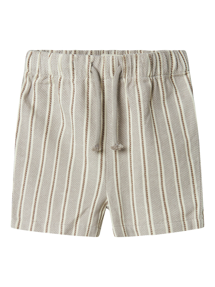 Randig blå beige shorts till pojke som ser ut som linneshorts men är av ekologisk bomull från Lil 'Atelier.
NMMFREDE STRIPE LOOSE SHORTS LIL
13241157