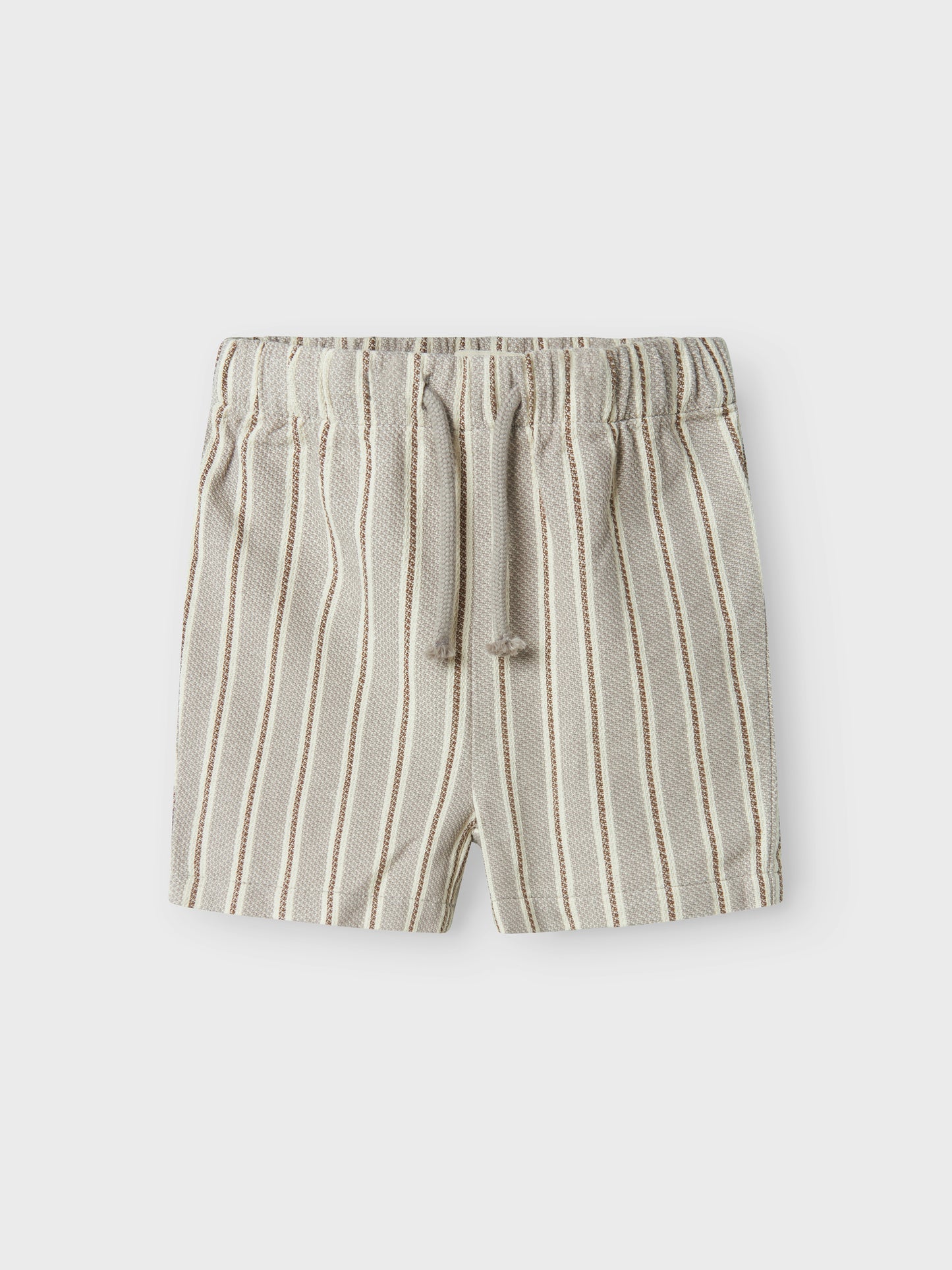 Randig blå beige shorts till pojke som ser ut som linneshorts men är av ekologisk bomull från Lil 'Atelier.
NMMFREDE STRIPE LOOSE SHORTS LIL
13241157