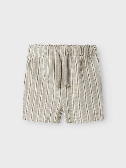 Randig blå beige shorts till pojke som ser ut som linneshorts men är av ekologisk bomull från Lil 'Atelier.
NMMFREDE STRIPE LOOSE SHORTS LIL
13241157