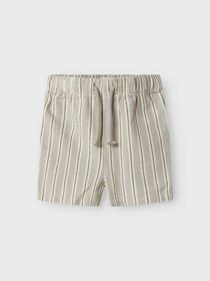 Randig blå beige shorts till pojke som ser ut som linneshorts men är av ekologisk bomull från Lil 'Atelier.
NMMFREDE STRIPE LOOSE SHORTS LIL
13241157
