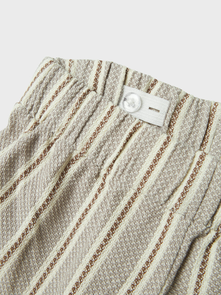 Randig blå beige shorts till pojke som ser ut som linneshorts men är av ekologisk bomull från Lil 'Atelier.
NMMFREDE STRIPE LOOSE SHORTS LIL
13241157