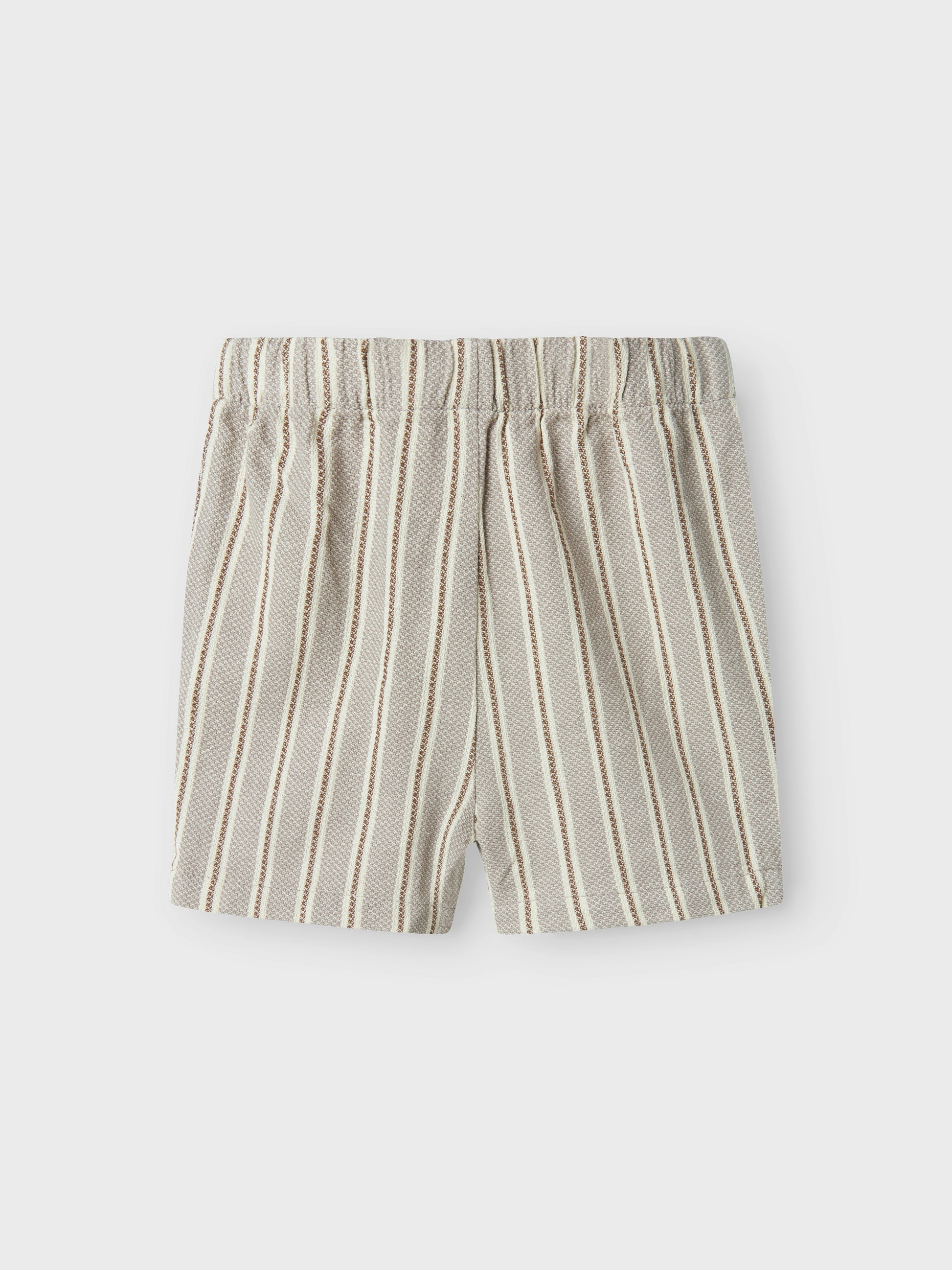 Randig blå beige shorts till pojke som ser ut som linneshorts men är av ekologisk bomull från Lil 'Atelier.
NMMFREDE STRIPE LOOSE SHORTS LIL
13241157