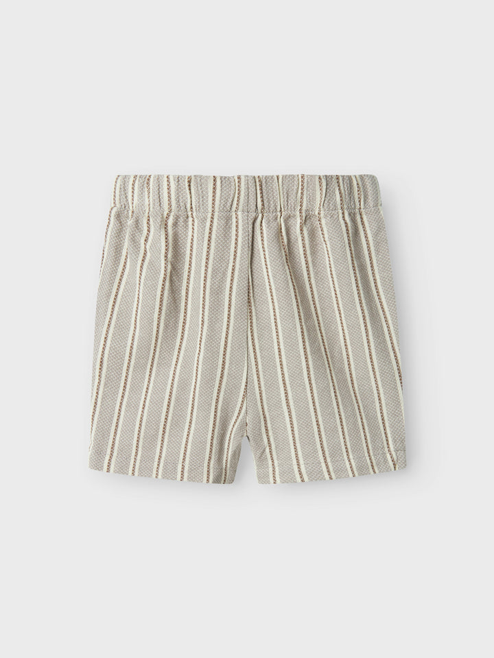 Randig blå beige shorts till pojke som ser ut som linneshorts men är av ekologisk bomull från Lil 'Atelier.
NMMFREDE STRIPE LOOSE SHORTS LIL
13241157