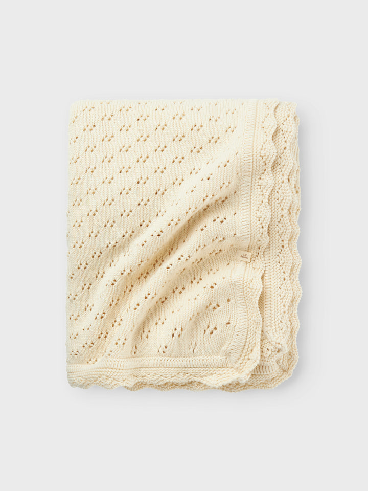 Vacker vit, beige stickad baby filt som passar både flicka och pojke. Ekologiska babysaker perfekta för present till dop och födelse från Name it.
NBNNILIO KNIT BLANKET LIL
13241314