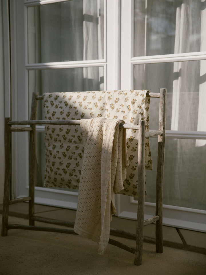 Vacker vit, beige stickad baby filt som passar både flicka och pojke. Ekologiska babysaker perfekta för present till dop och födelse från Name it.
NBNNILIO KNIT BLANKET LIL
13241314
