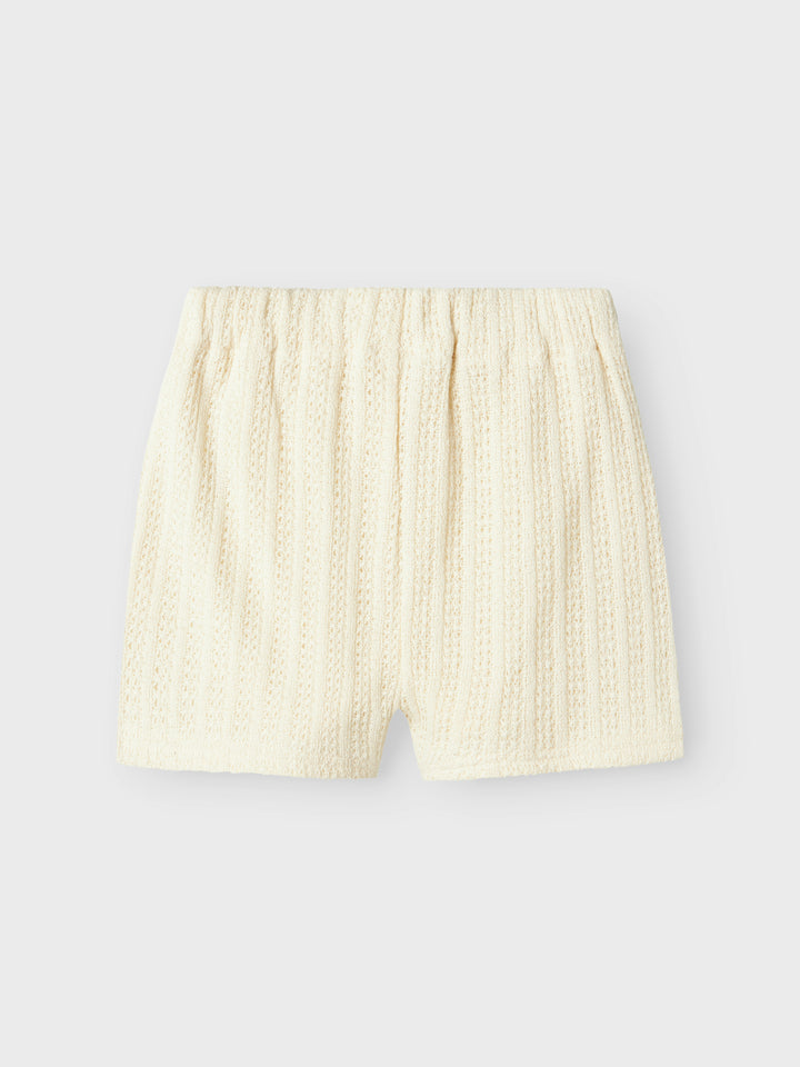 Vit mönstrad shorts till flicka. Sommar  kläder, ekologiska barnkläder från Name it. Söta vita shorts perfekt för midsommar och sommar fest. 
NMFFEEL SHORTS
13241207