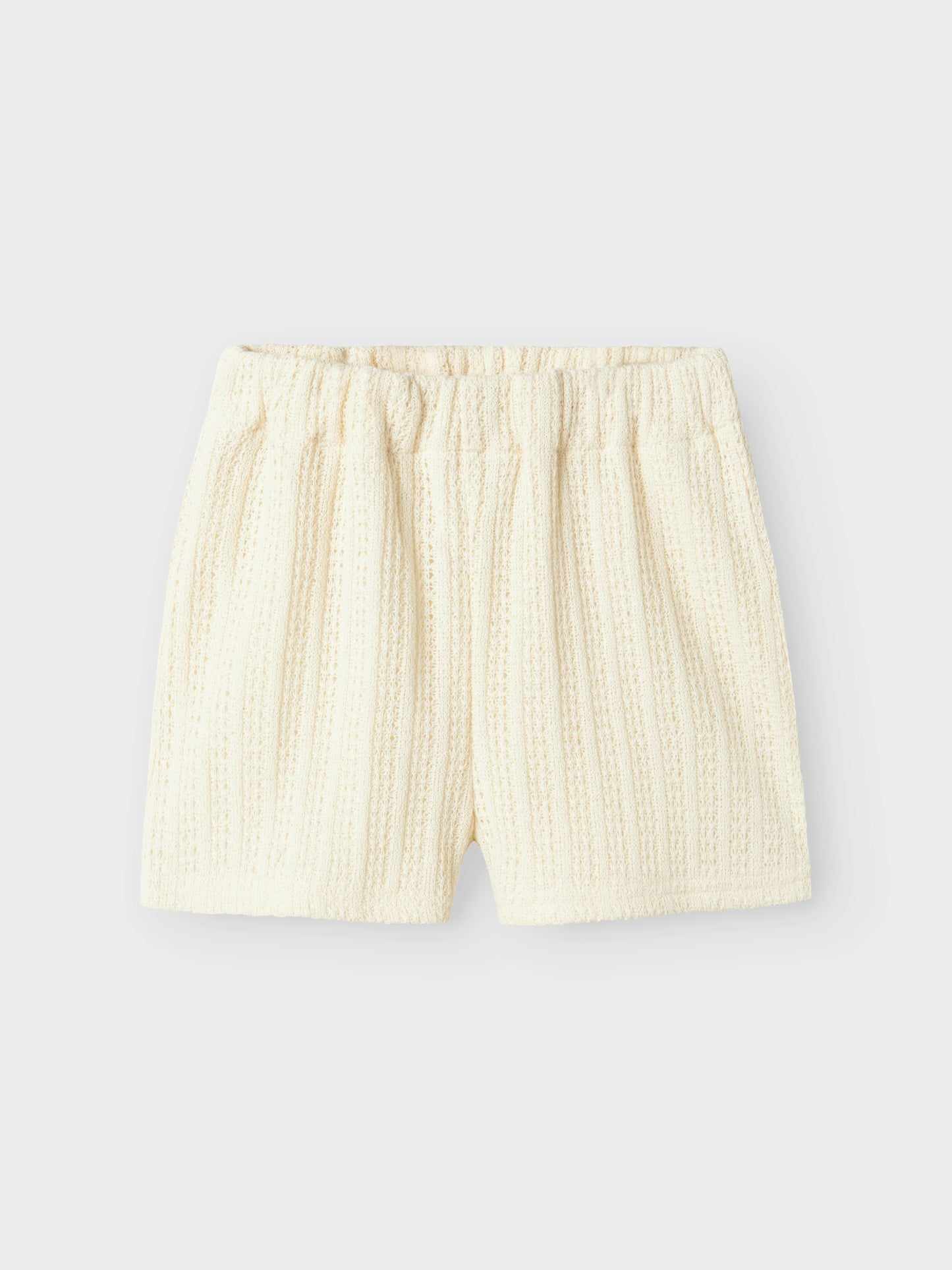 Vit mönstrad shorts till flicka. Sommar  kläder, ekologiska barnkläder från Name it. Söta vita shorts perfekt för midsommar och sommar fest. 
NMFFEEL SHORTS
13241207