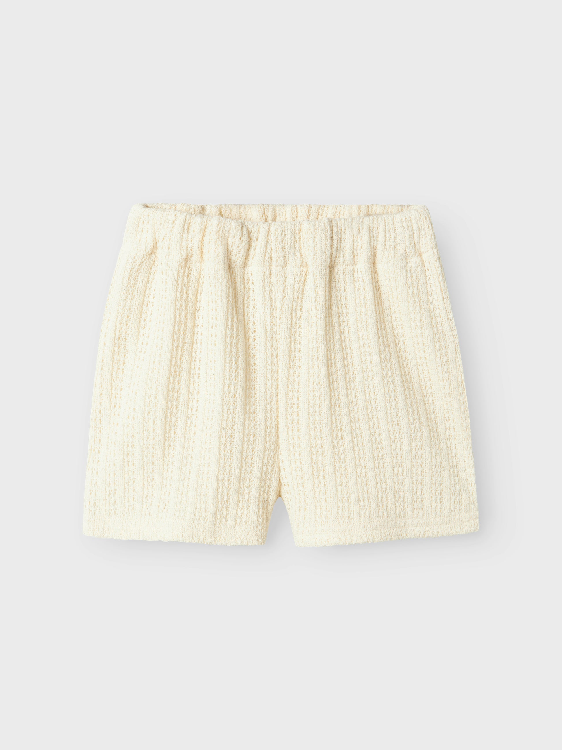 Vit mönstrad shorts till flicka. Sommar  kläder, ekologiska barnkläder från Name it. Söta vita shorts perfekt för midsommar och sommar fest. 
NMFFEEL SHORTS
13241207