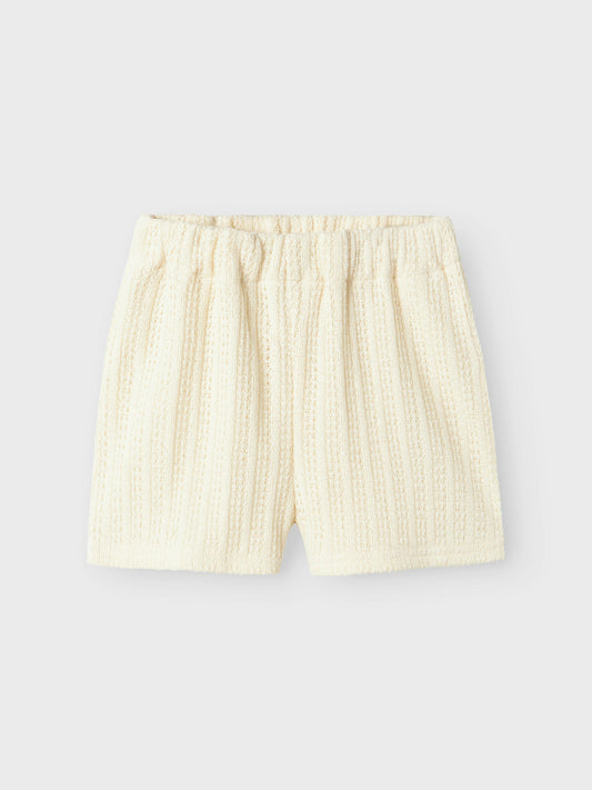 Vit mönstrad shorts till flicka. Sommar  kläder, ekologiska barnkläder från Name it. Söta vita shorts perfekt för midsommar och sommar fest. 
NMFFEEL SHORTS
13241207
