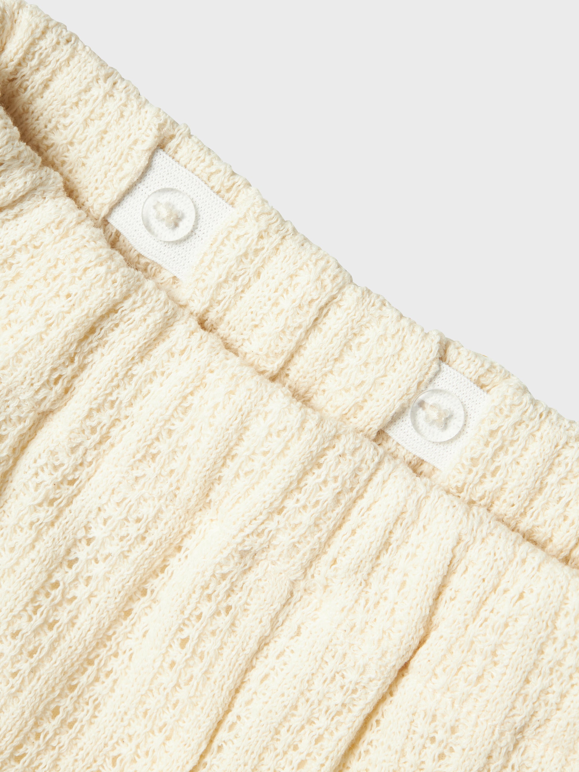 Vit mönstrad shorts till flicka. Sommar  kläder, ekologiska barnkläder från Name it. Söta vita shorts perfekt för midsommar och sommar fest. 
NMFFEEL SHORTS
13241207