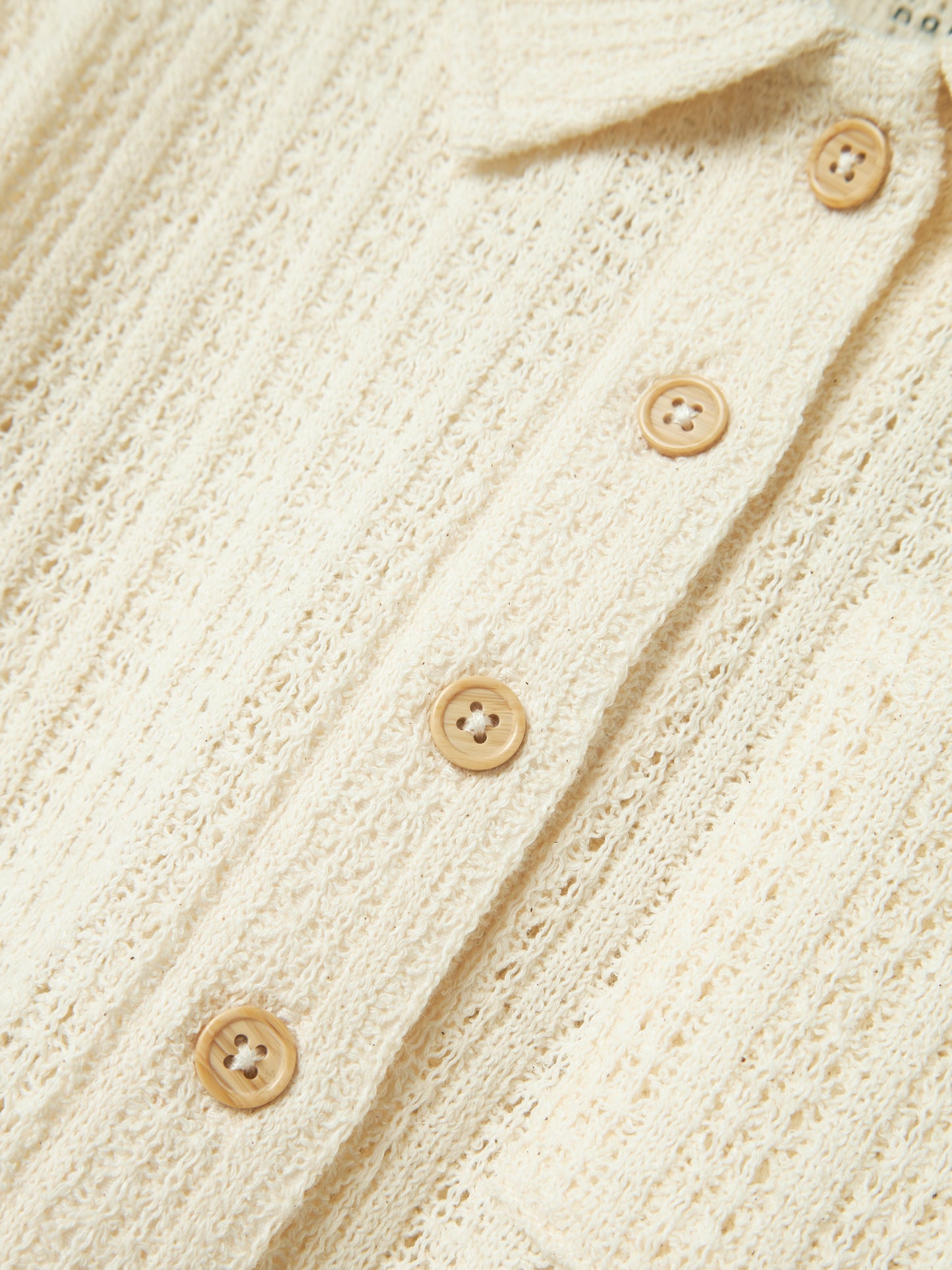 Vit, ljus beige kortärmad spets skjorta, blus till flicka i ekologisk bomull från Name it. Vacker fest, fin topp som passar både till byxor och kjol.
NMFFEEL SS SHORT SHIRT
13241211