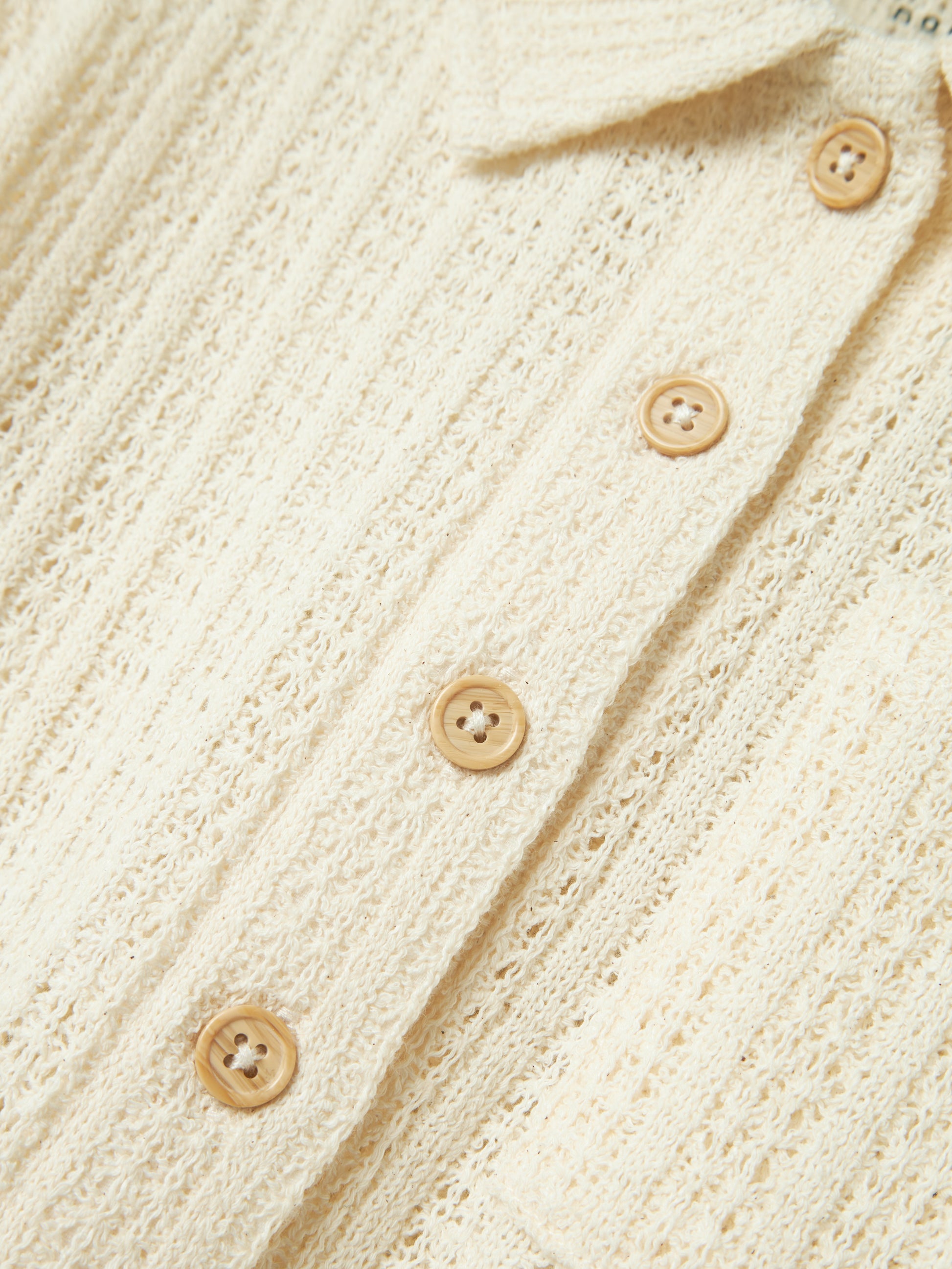 Vit, ljus beige kortärmad spets skjorta, blus till flicka i ekologisk bomull från Name it. Vacker fest, fin topp som passar både till byxor och kjol.
NMFFEEL SS SHORT SHIRT
13241211