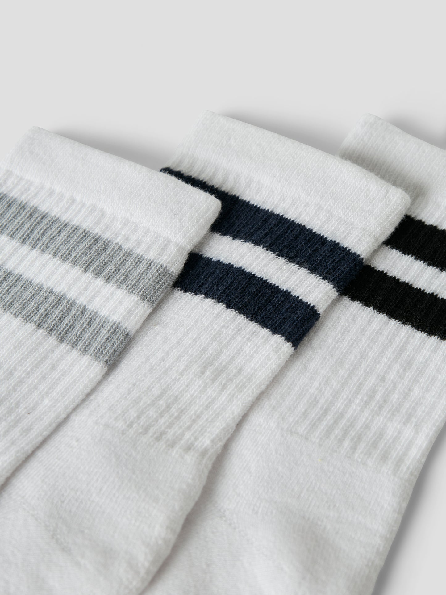 3-pack tubsocka, tennis strumpor i vitt med ränder i olika färger. Barn strumpor till pojke, kille i ekologisk bomull. Kläder från Name it.
NKMNAN 3P SOCK
13239784