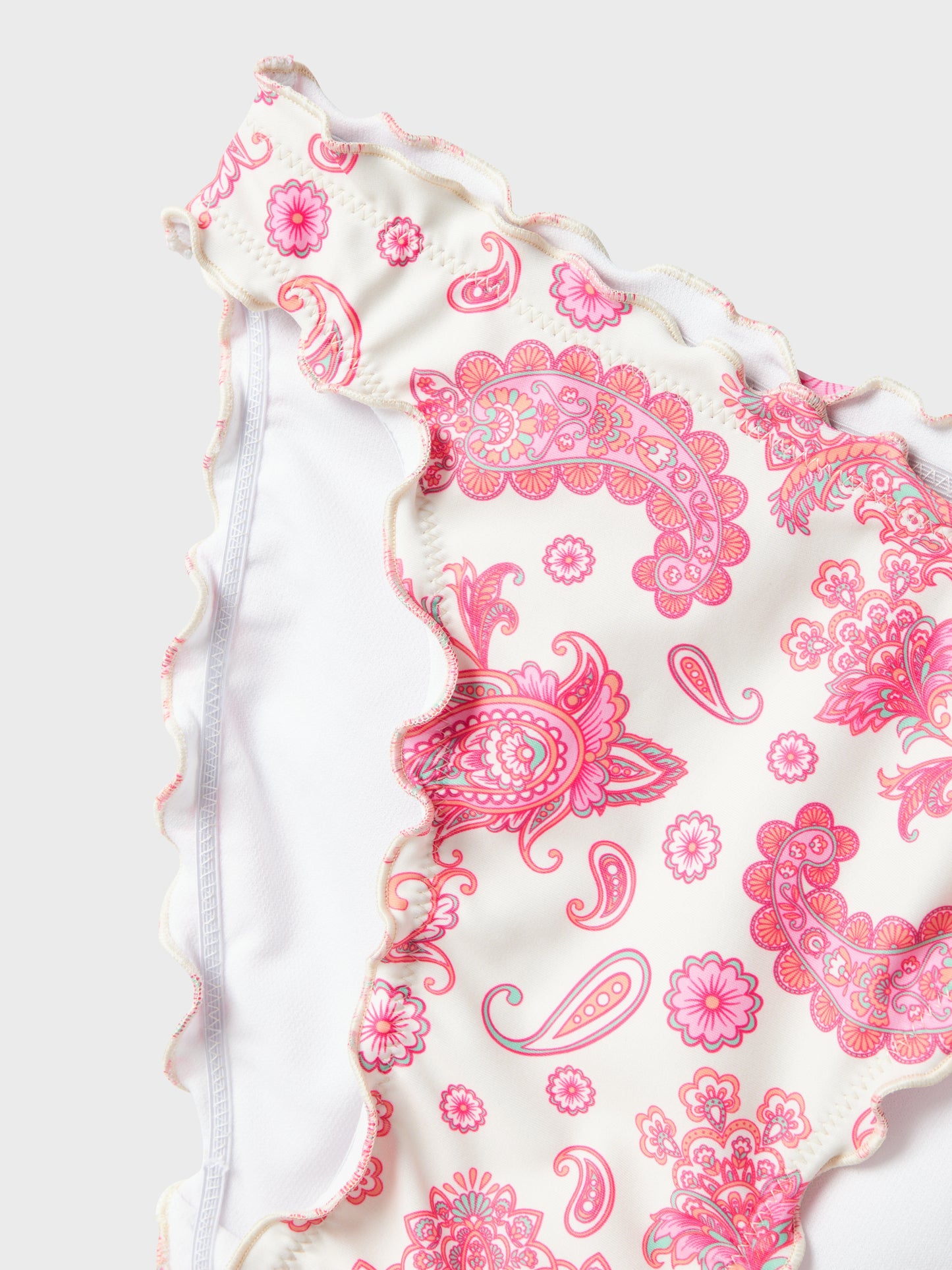 Superfin möntrad bikini till ungdom.
Spänne i ryggen och reglerbara axelband. Tjej badkläder, blommig vit och rosa bikini med trekants bh.

NLFZILLE BIKINI
13239205