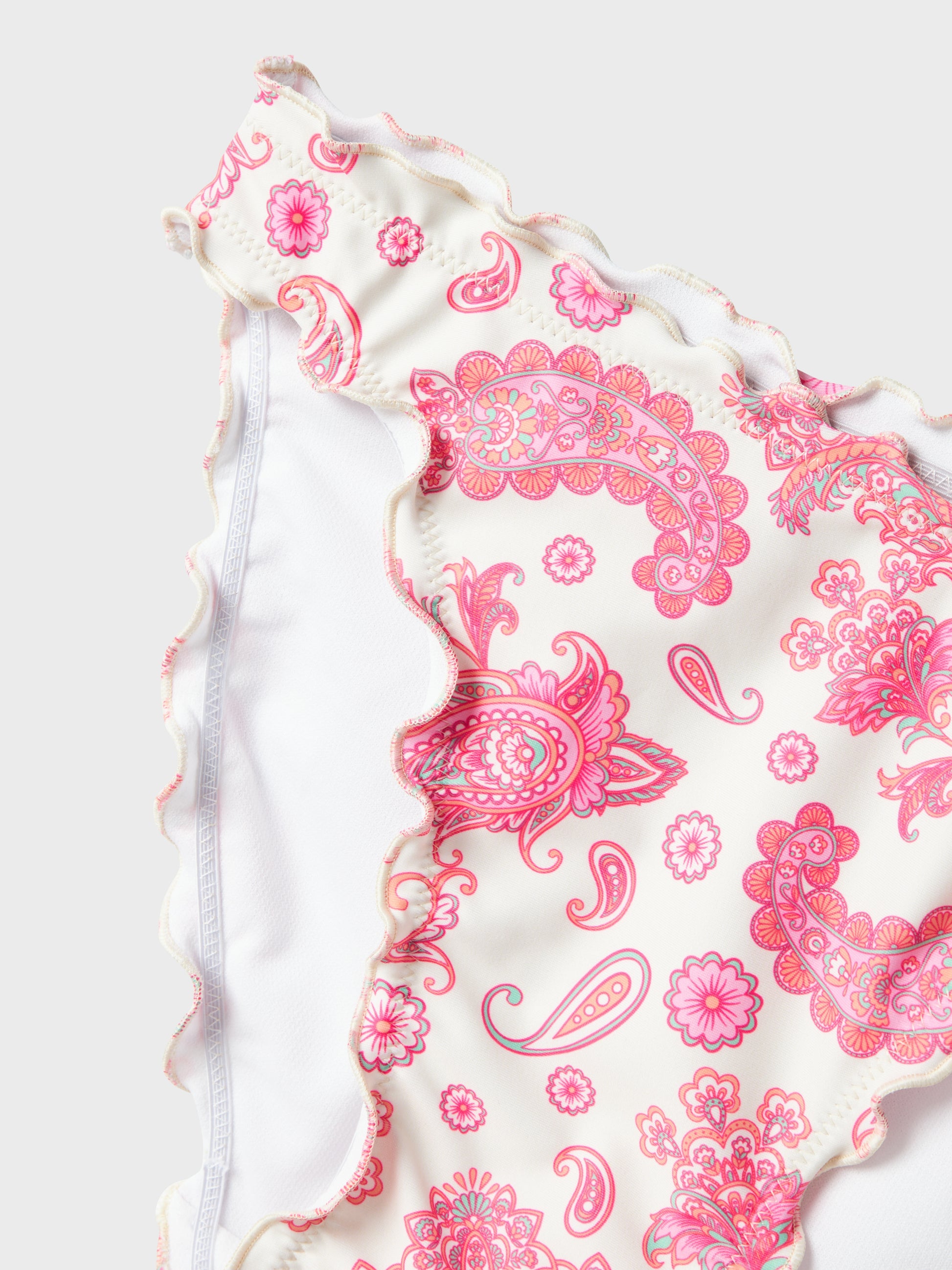 Superfin möntrad bikini till ungdom.
Spänne i ryggen och reglerbara axelband. Tjej badkläder, blommig vit och rosa bikini med trekants bh.

NLFZILLE BIKINI
13239205