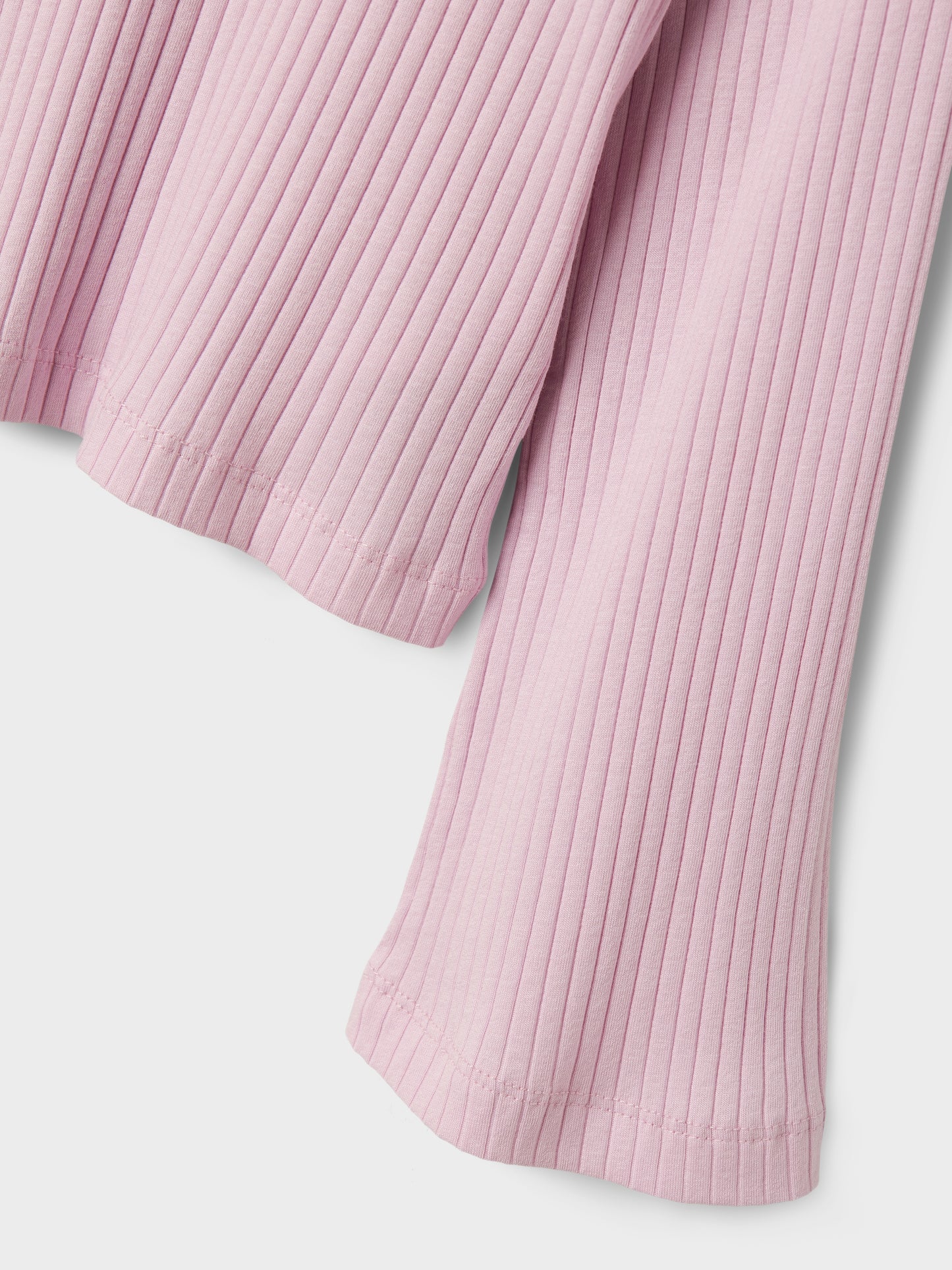 Snygg rosa ribbad tröja i ekologisk bomull till tjej. Ungdomströja med vid ärm till flicka.
NKFKALO LS SHORT TOP
13235803