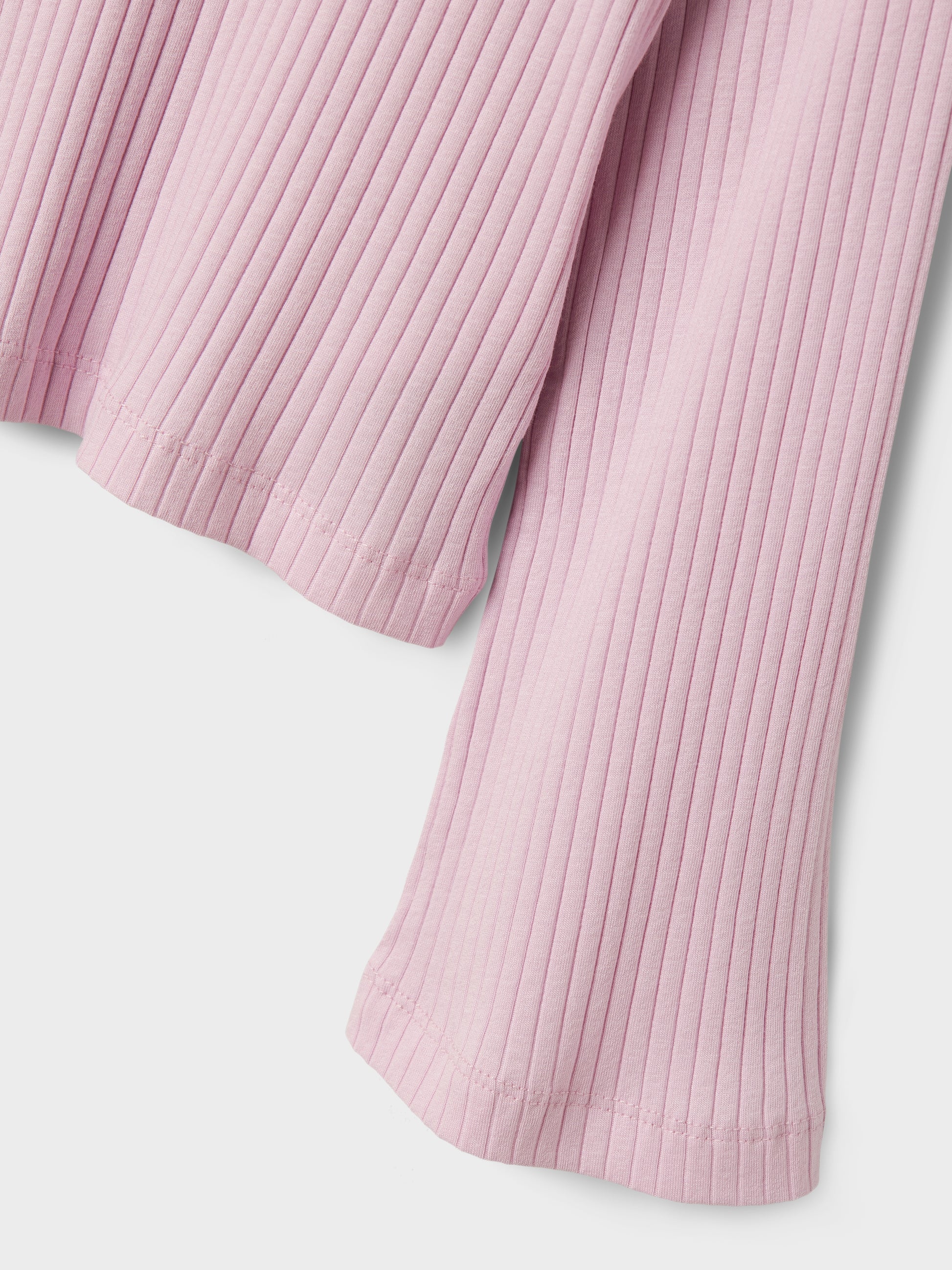 Snygg rosa ribbad tröja i ekologisk bomull till tjej. Ungdomströja med vid ärm till flicka.
NKFKALO LS SHORT TOP
13235803