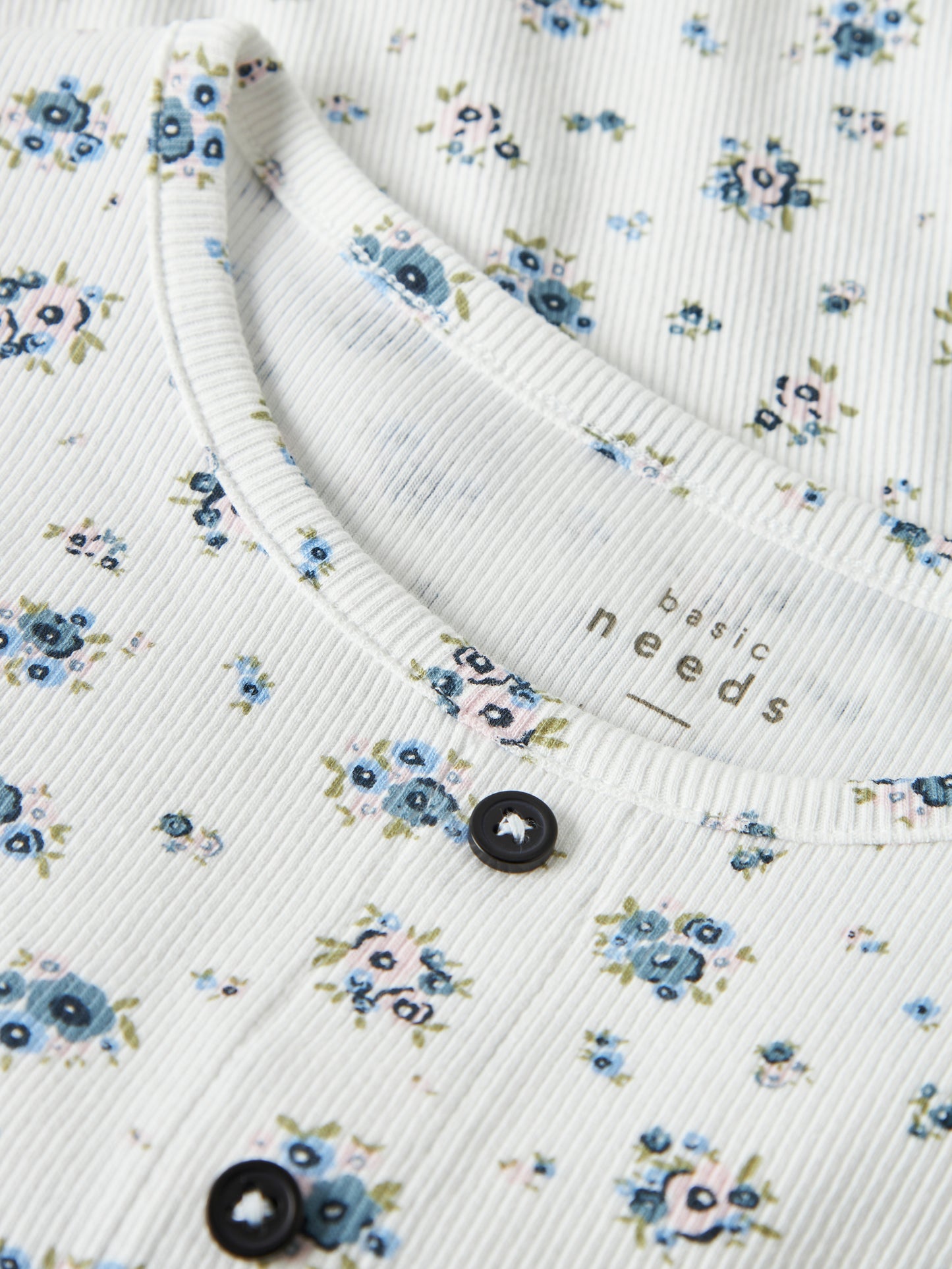 Blommig vit topp med kort ärm till flicka. Tjej t-shirt från Name it med knappar.
NKFVEMIA AOP SS SLIM TOP
13227478